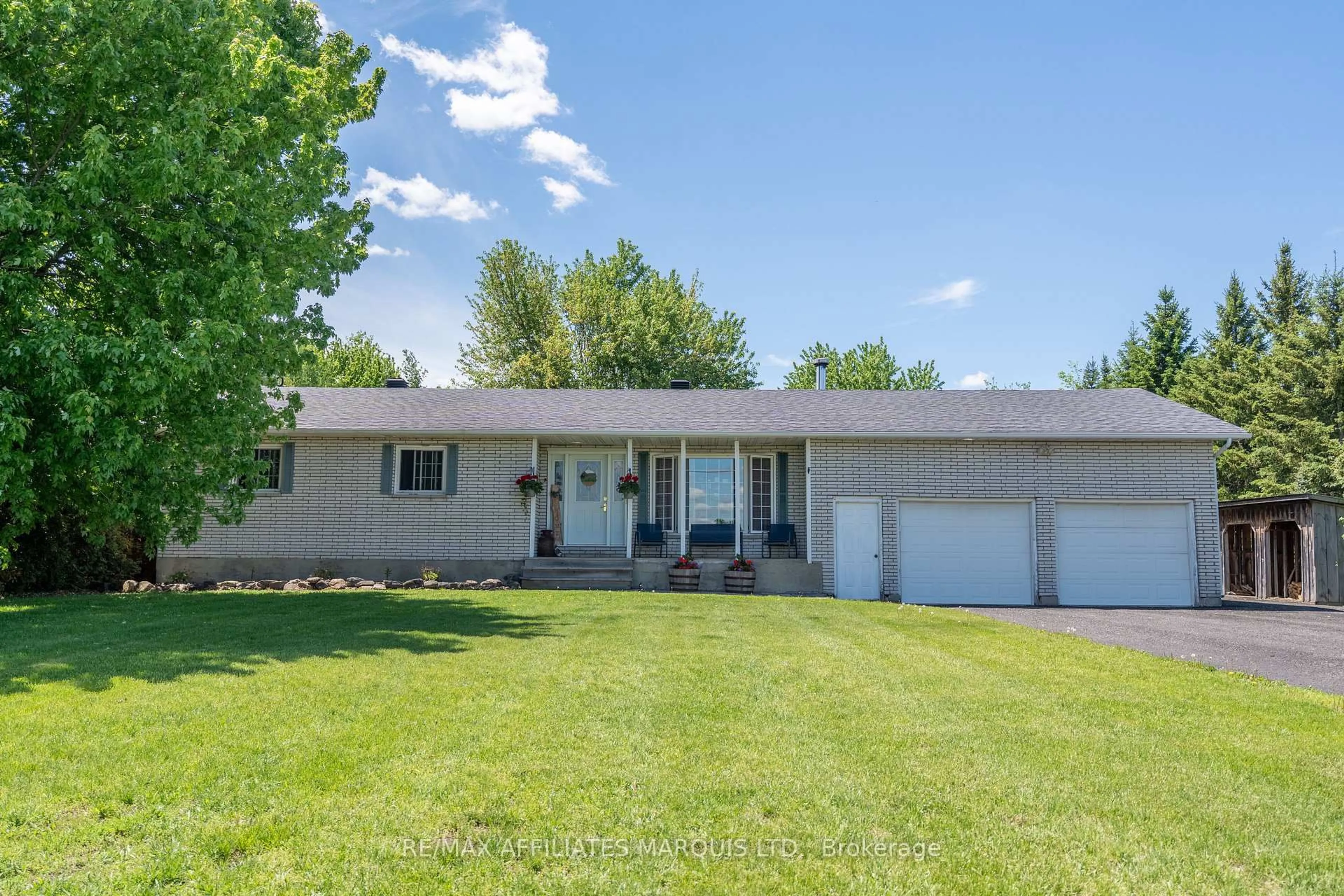 Home with vinyl exterior material, unknown for 3470 County Rd 11 Rd, South Dundas Ontario K7R 3L2