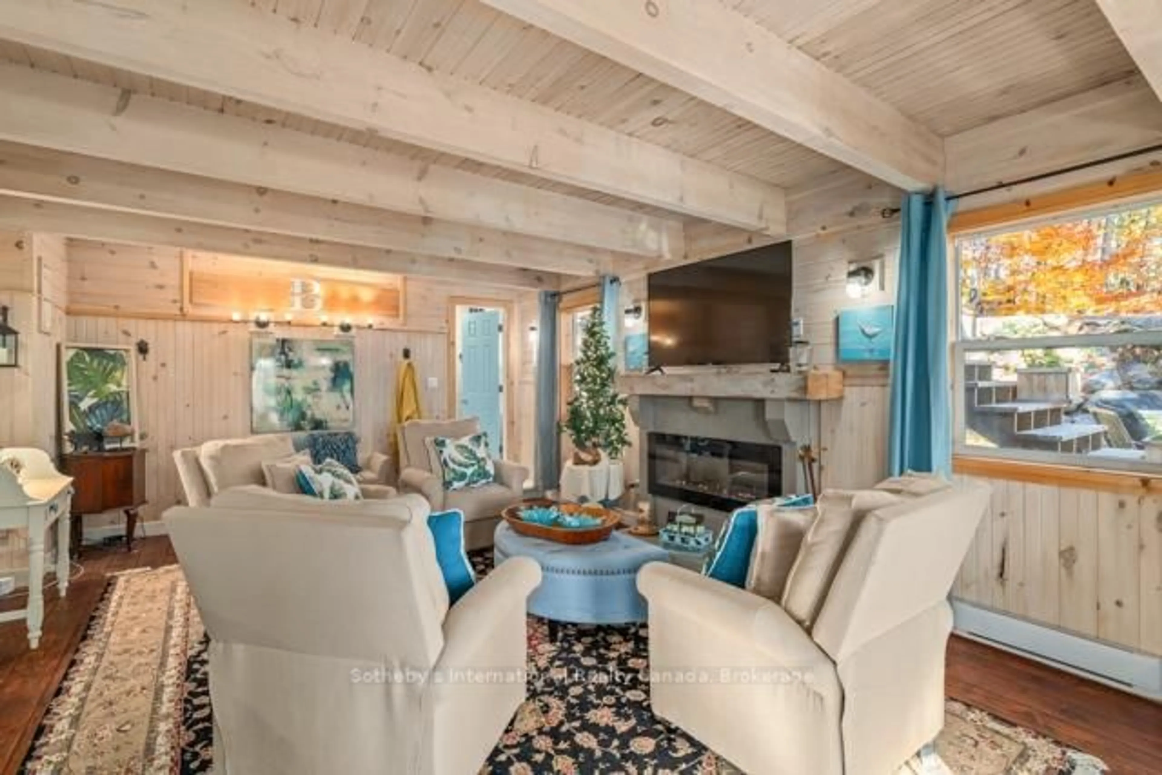 Living room with furniture, unknown for 1028 Oak St #5, Muskoka Lakes Ontario P0B 1J0