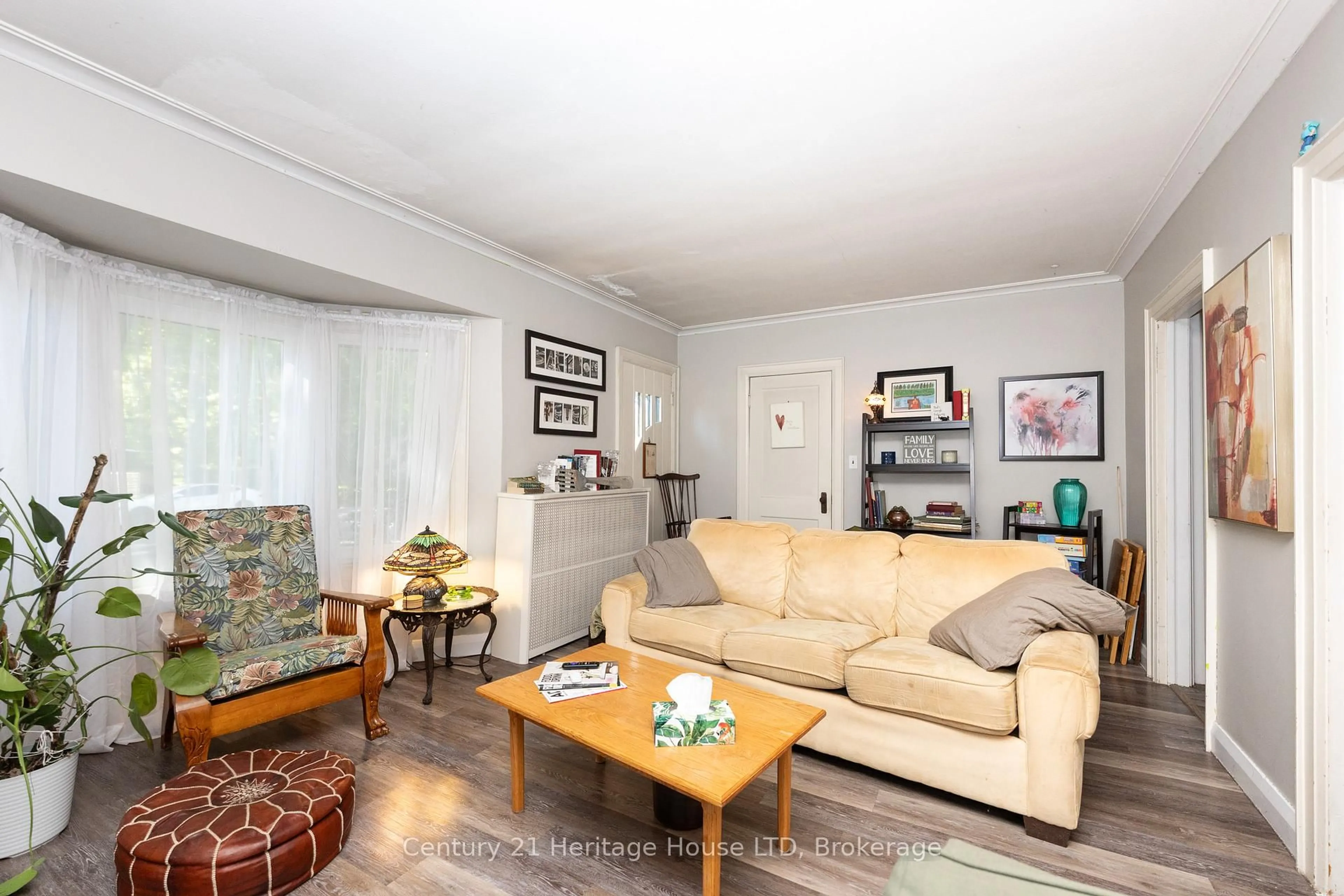 Living room with furniture, wood/laminate floor for 148 Gorham Rd, Fort Erie Ontario L0S 1N0