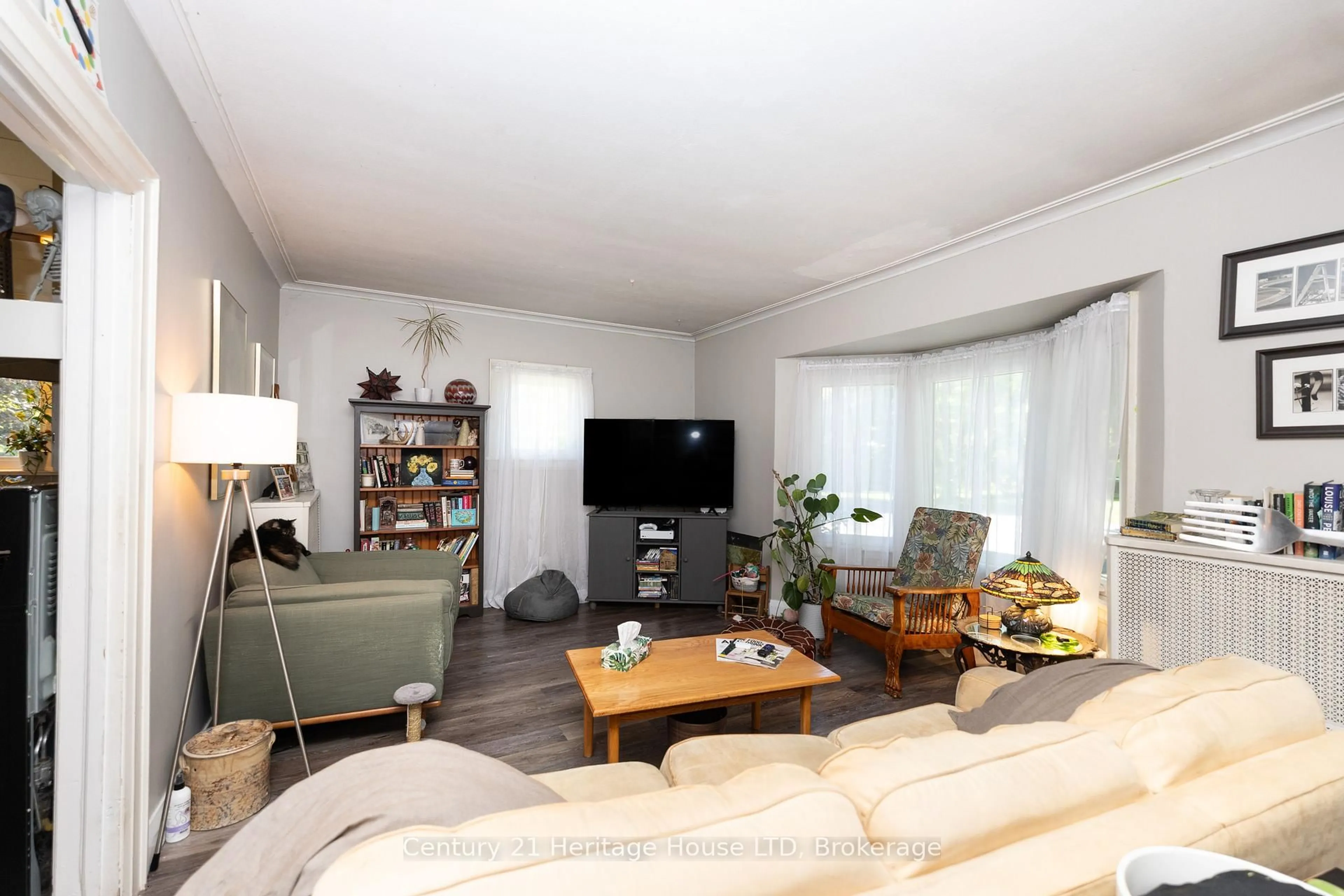 Living room with furniture, wood/laminate floor for 148 Gorham Rd, Fort Erie Ontario L0S 1N0
