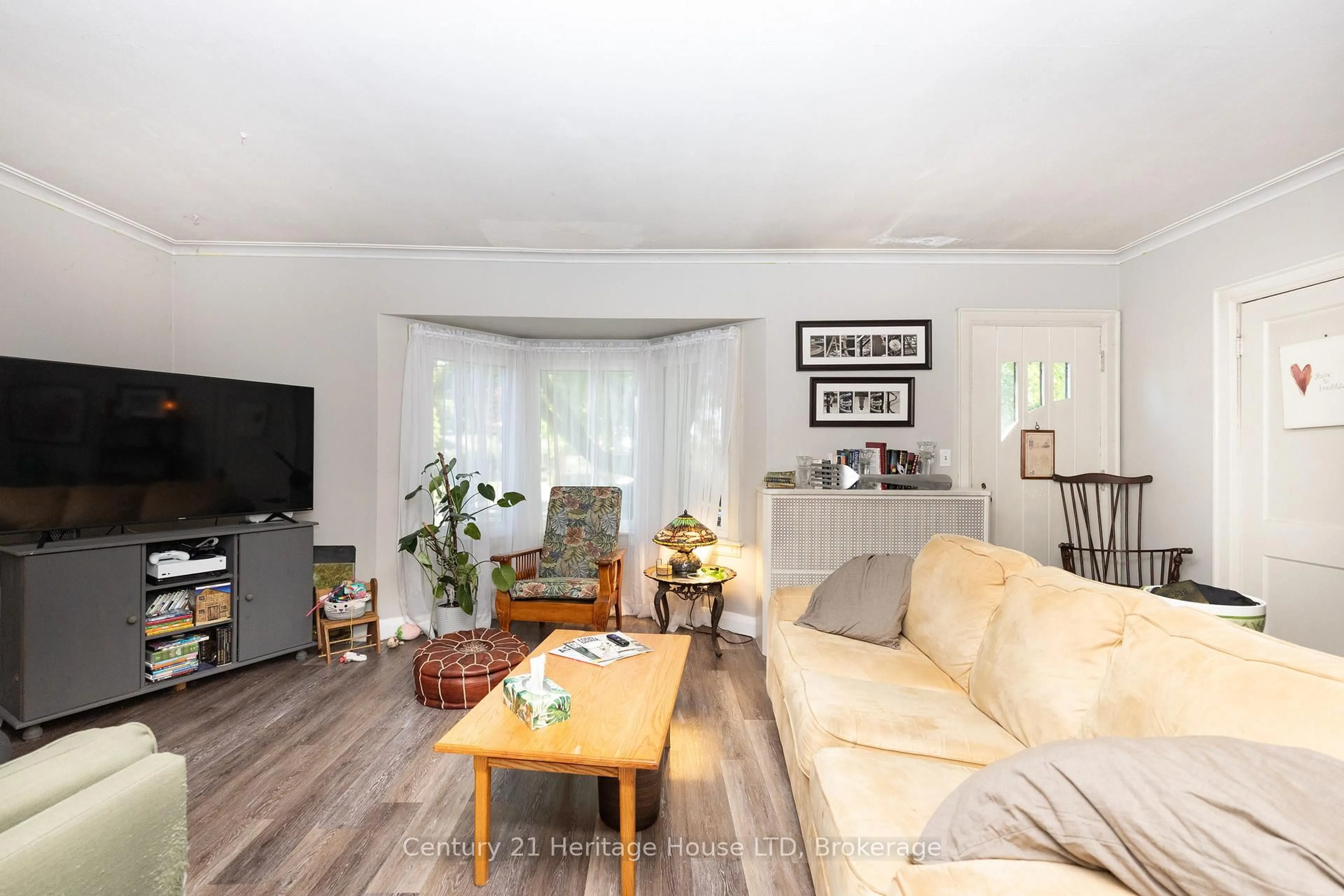 Living room with furniture, wood/laminate floor for 148 Gorham Rd, Fort Erie Ontario L0S 1N0
