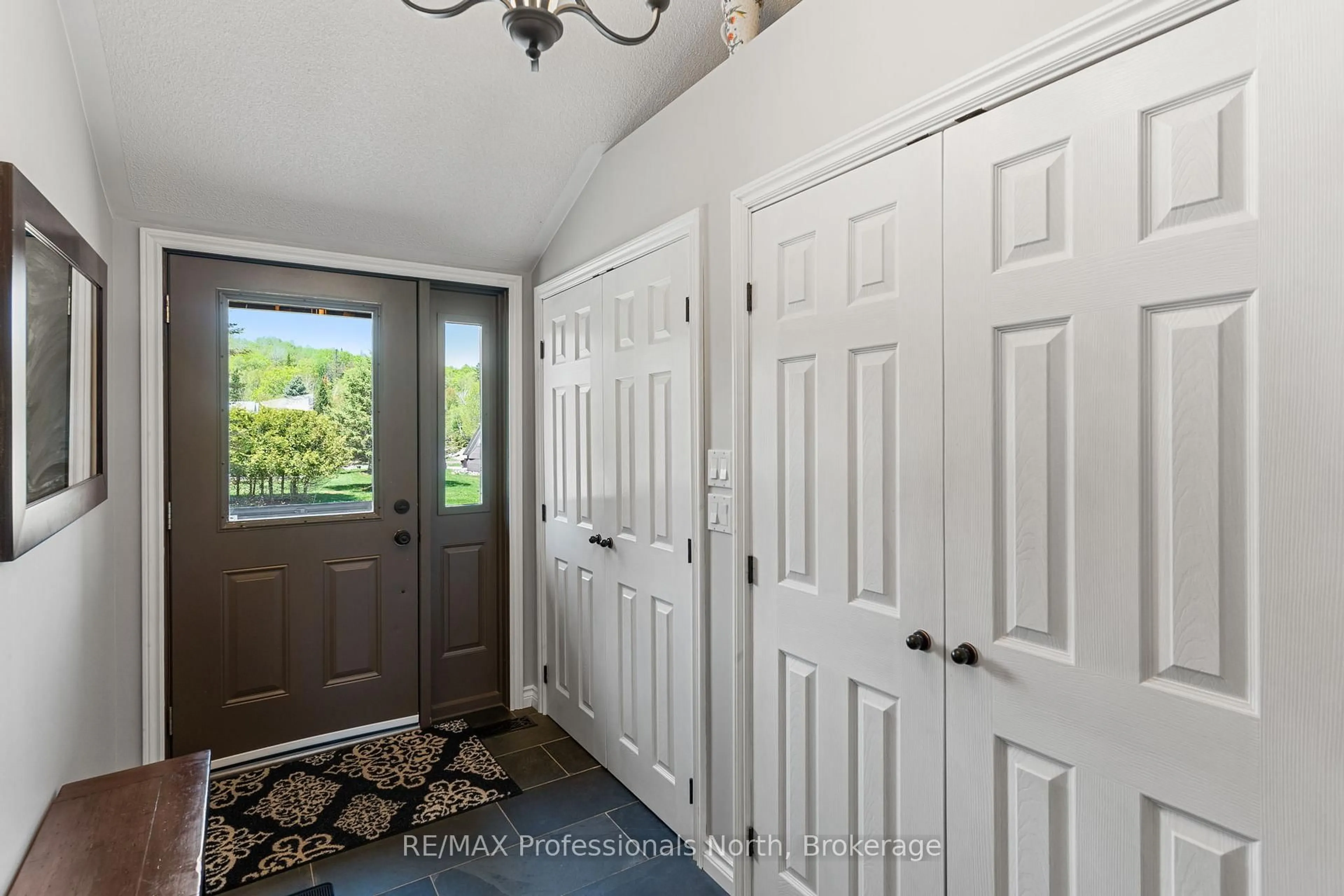 Indoor entryway for 68 Halbiem Cres, Dysart et al Ontario K0M 1S0