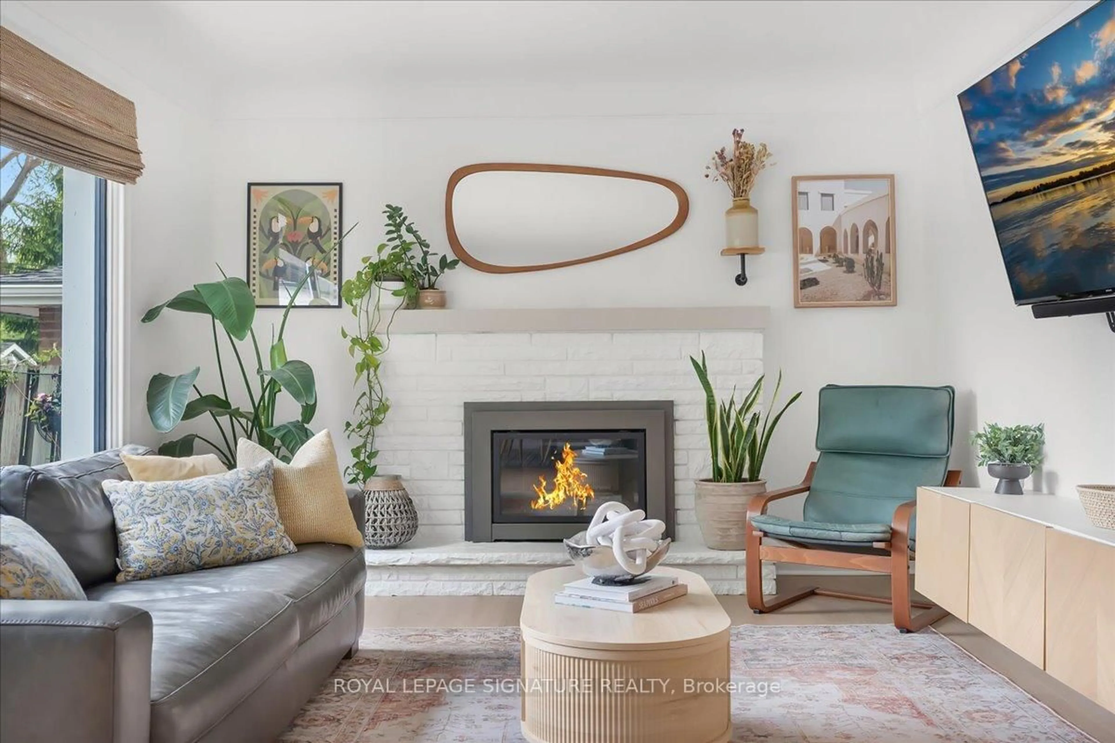 Living room with furniture, unknown for 17 Highland Cres, Cambridge Ontario N1S 1L5