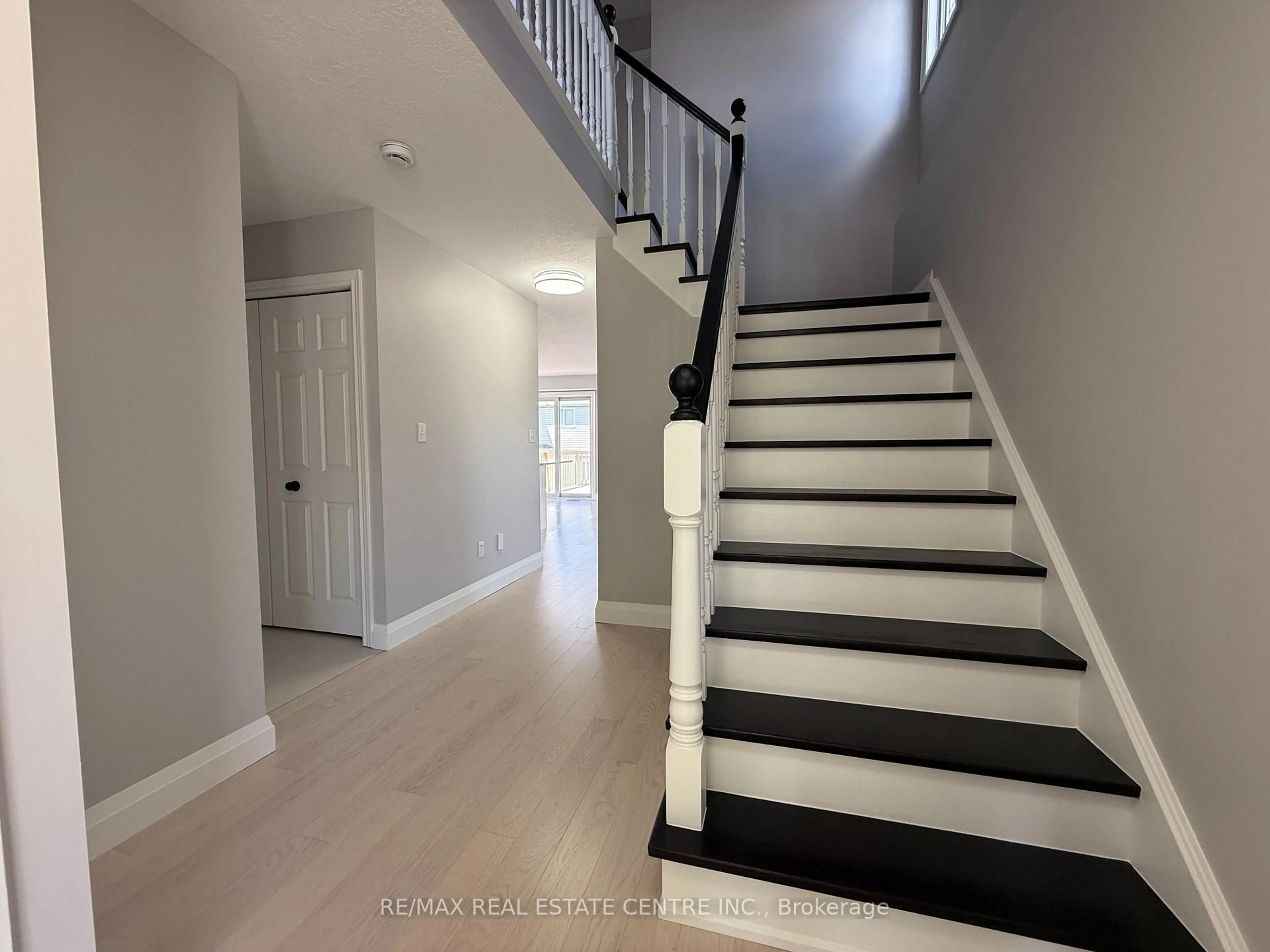 Stairs for 125 Flaherty Dr, Guelph Ontario N1K 1Y6