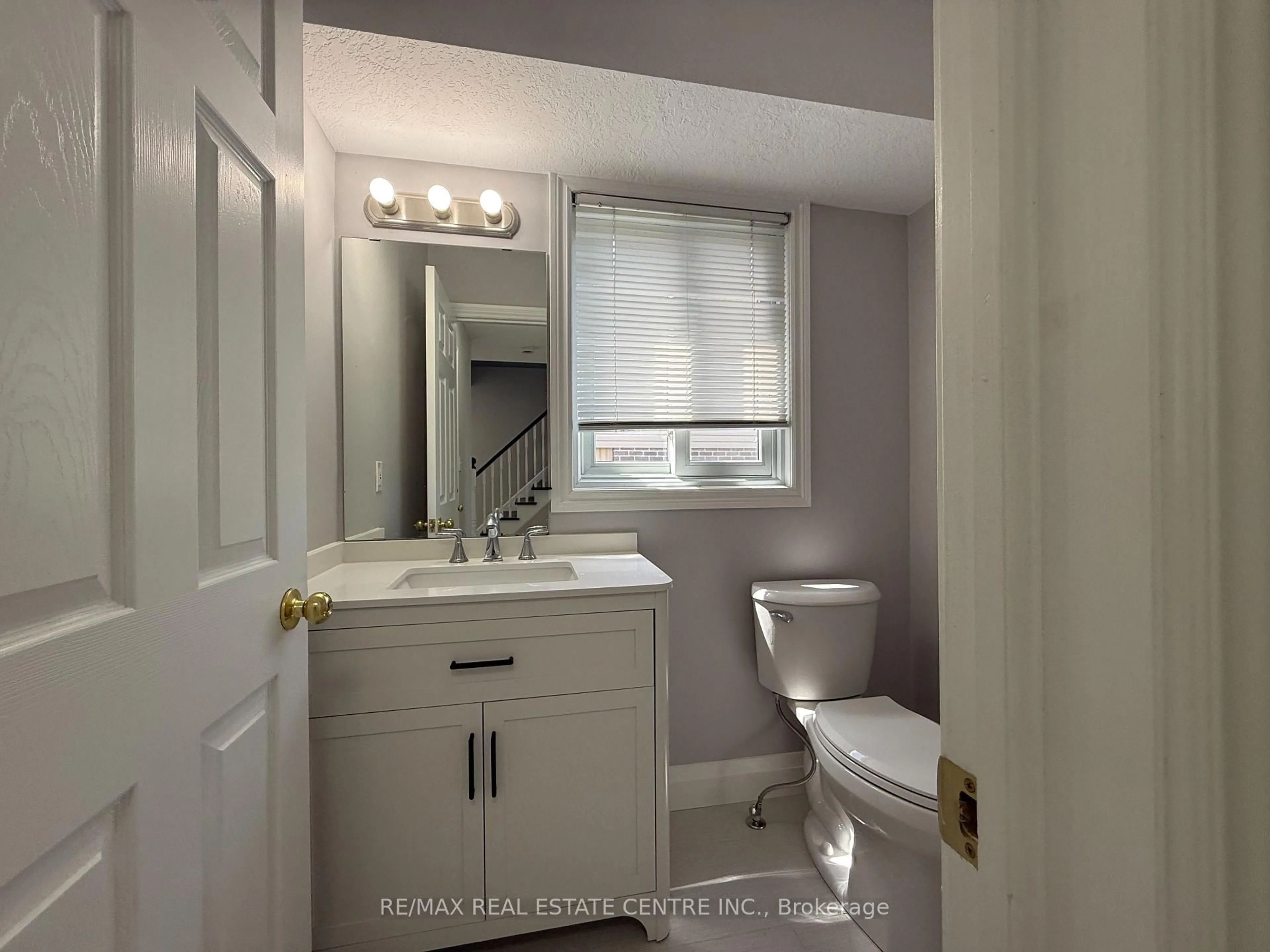 Standard bathroom, ceramic/tile floor for 125 Flaherty Dr, Guelph Ontario N1K 1Y6