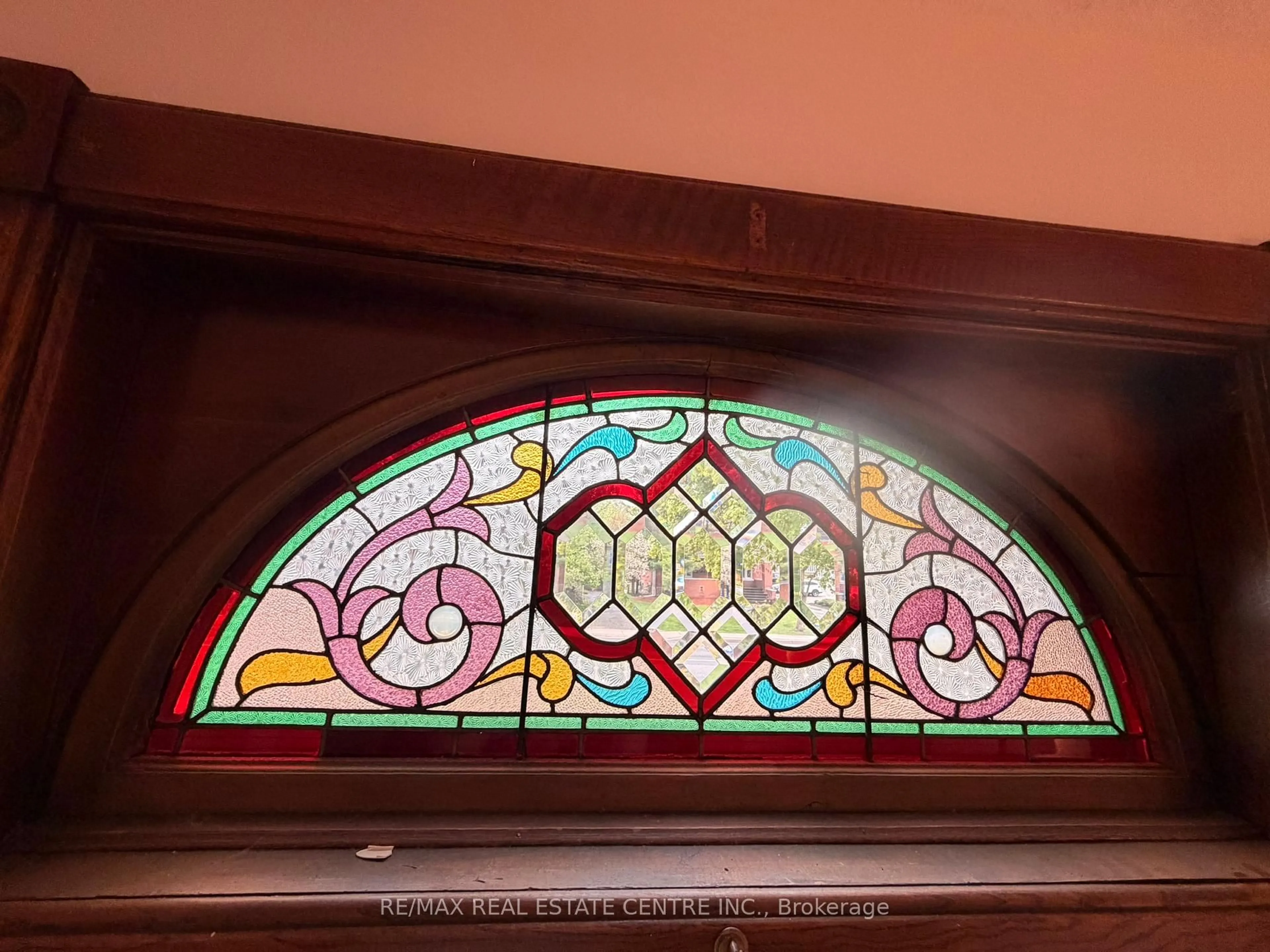 Indoor entryway for 350 Queen St, Kitchener Ontario N2G 1W7