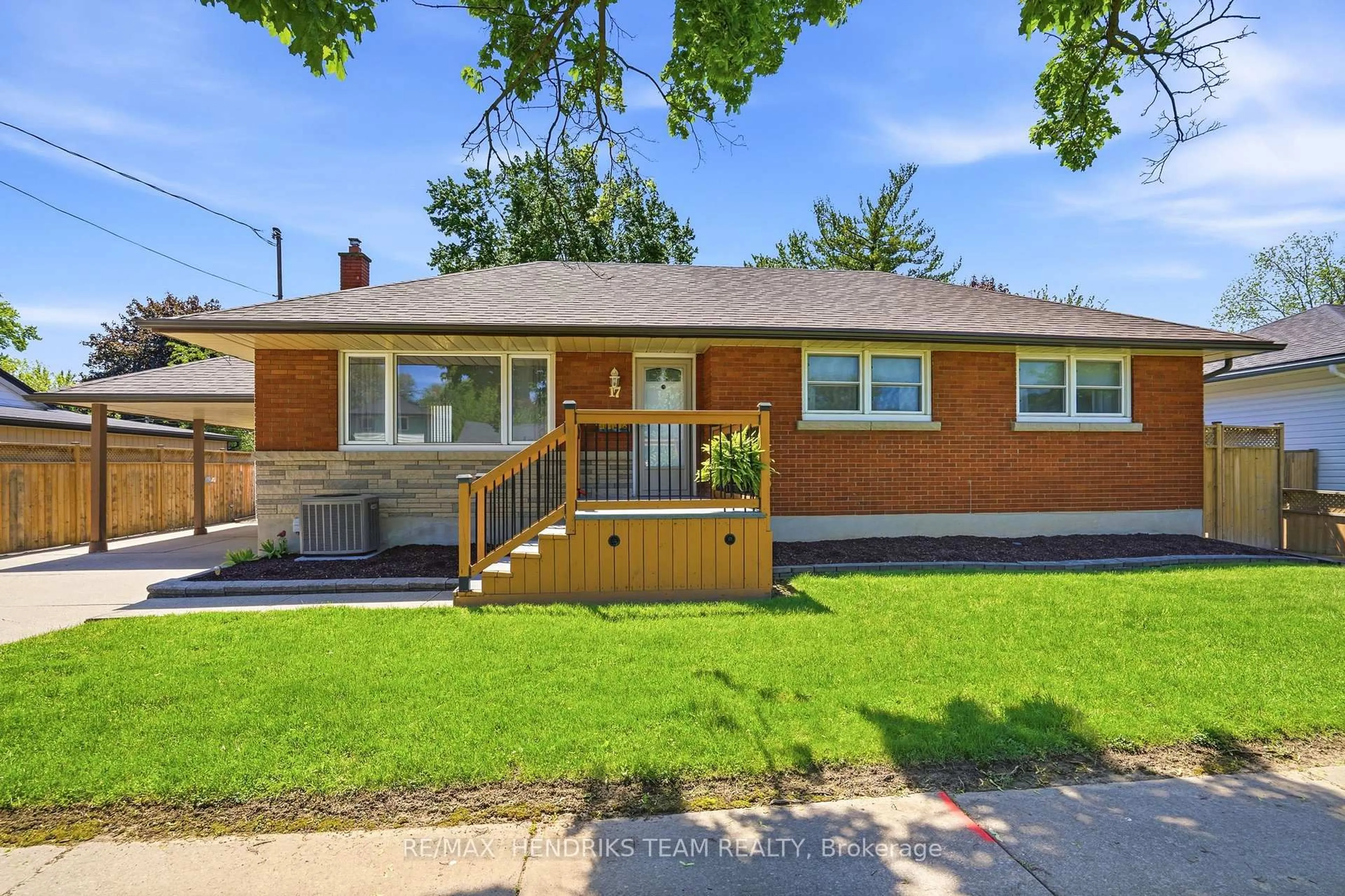 Home with vinyl exterior material, street for 17 Sullivan Dr, St. Catharines Ontario L2N 1K3