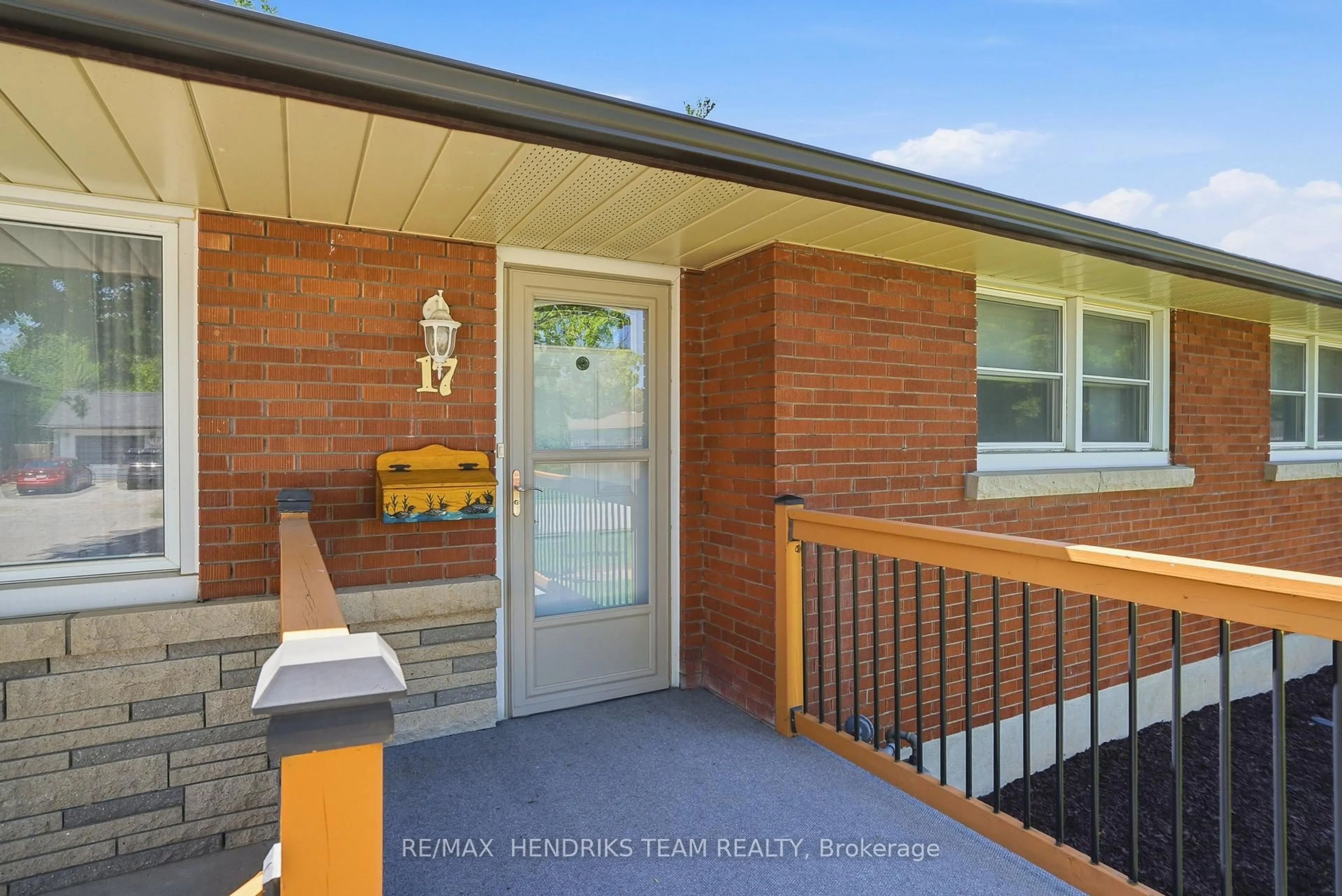 Indoor entryway for 17 Sullivan Dr, St. Catharines Ontario L2N 1K3