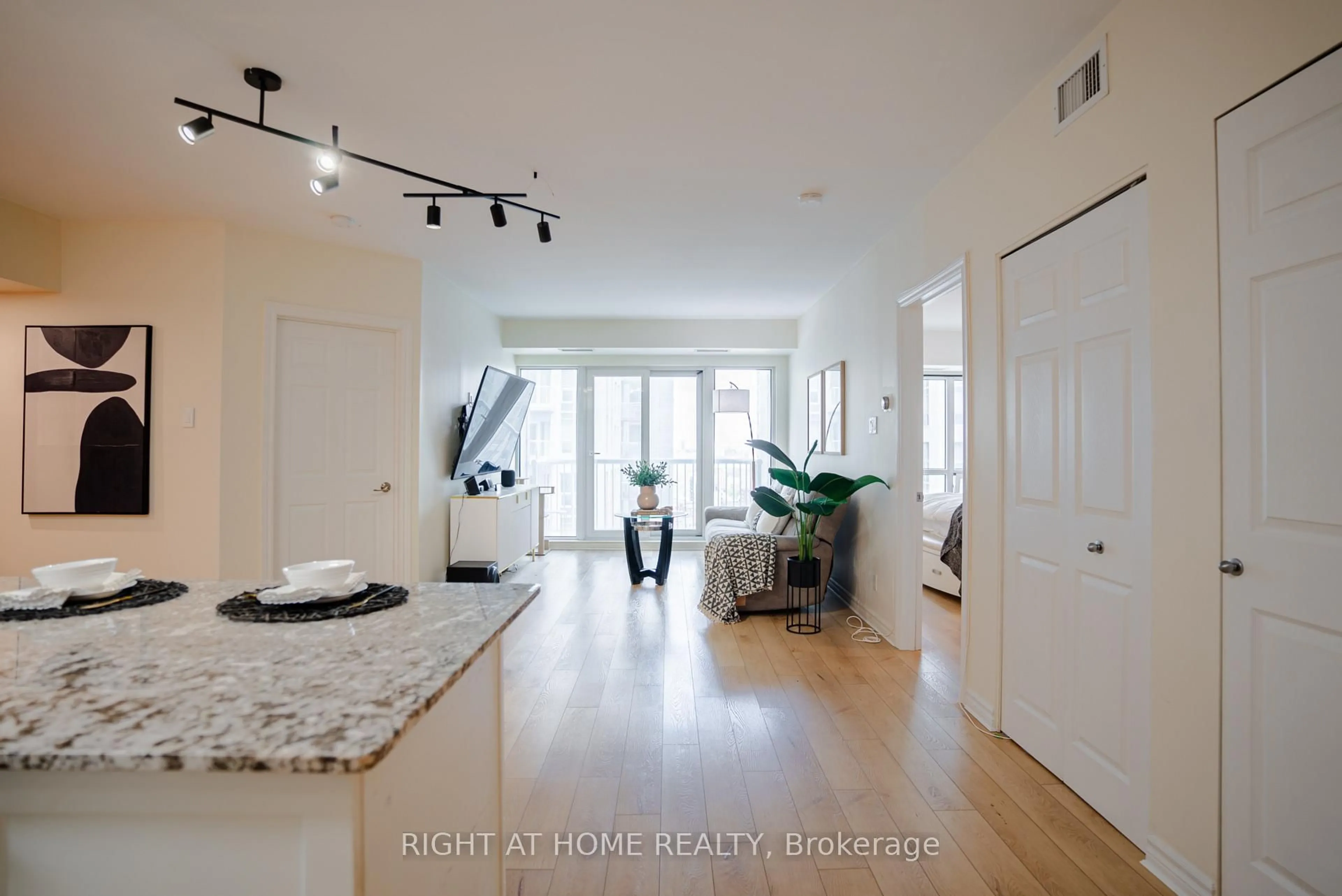 Indoor entryway for 234 Rideau St #1805, Ottawa Ontario K1V 0A9