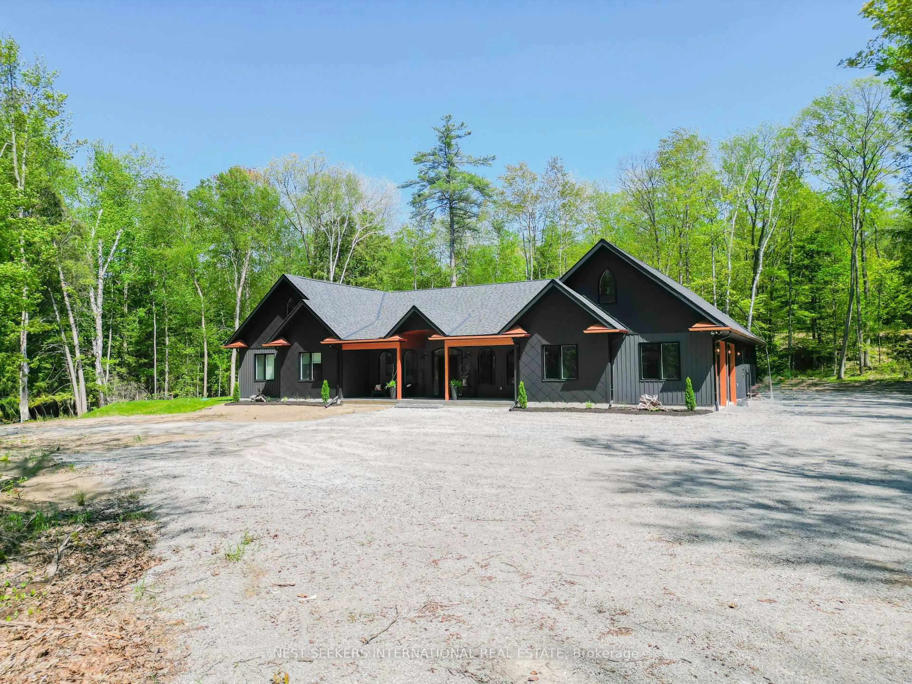 A pic from outside/outdoor area/front of a property/back of a property/a pic from drone, unknown for 1017 Davis Dr, Gravenhurst Ontario P0E 1N0