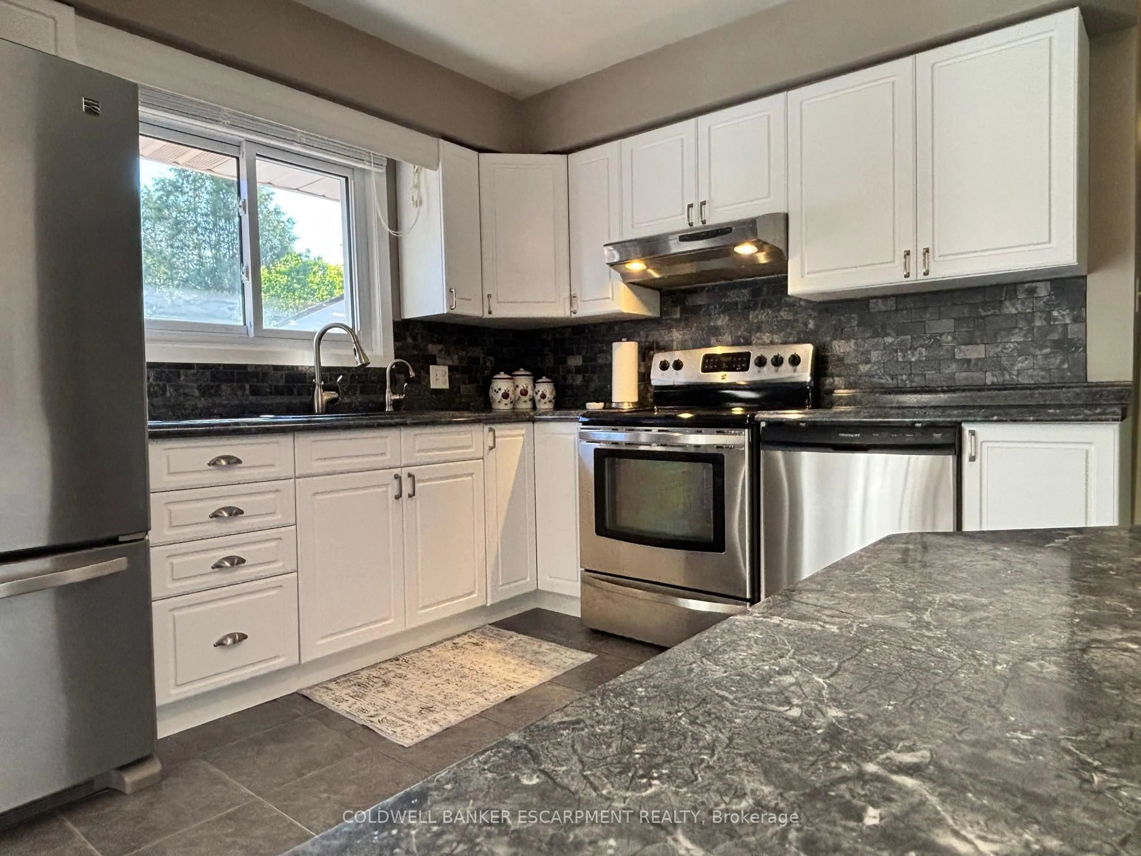 Open concept kitchen, ceramic/tile floor for 40 Strathmere Pl, Guelph Ontario N1H 5L8