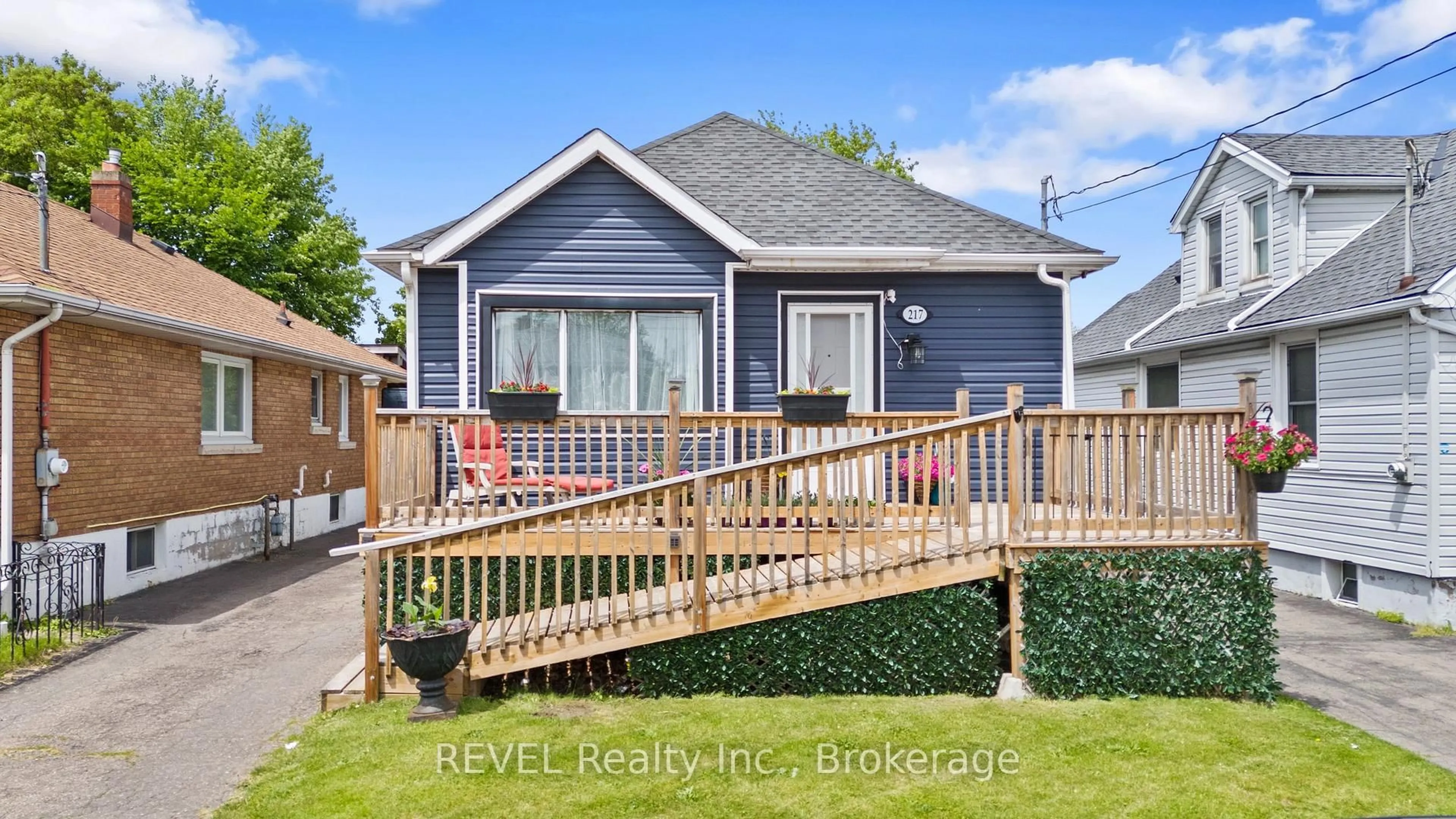 Home with vinyl exterior material, unknown for 217 Niagara St, St. Catharines Ontario L2M 4V3