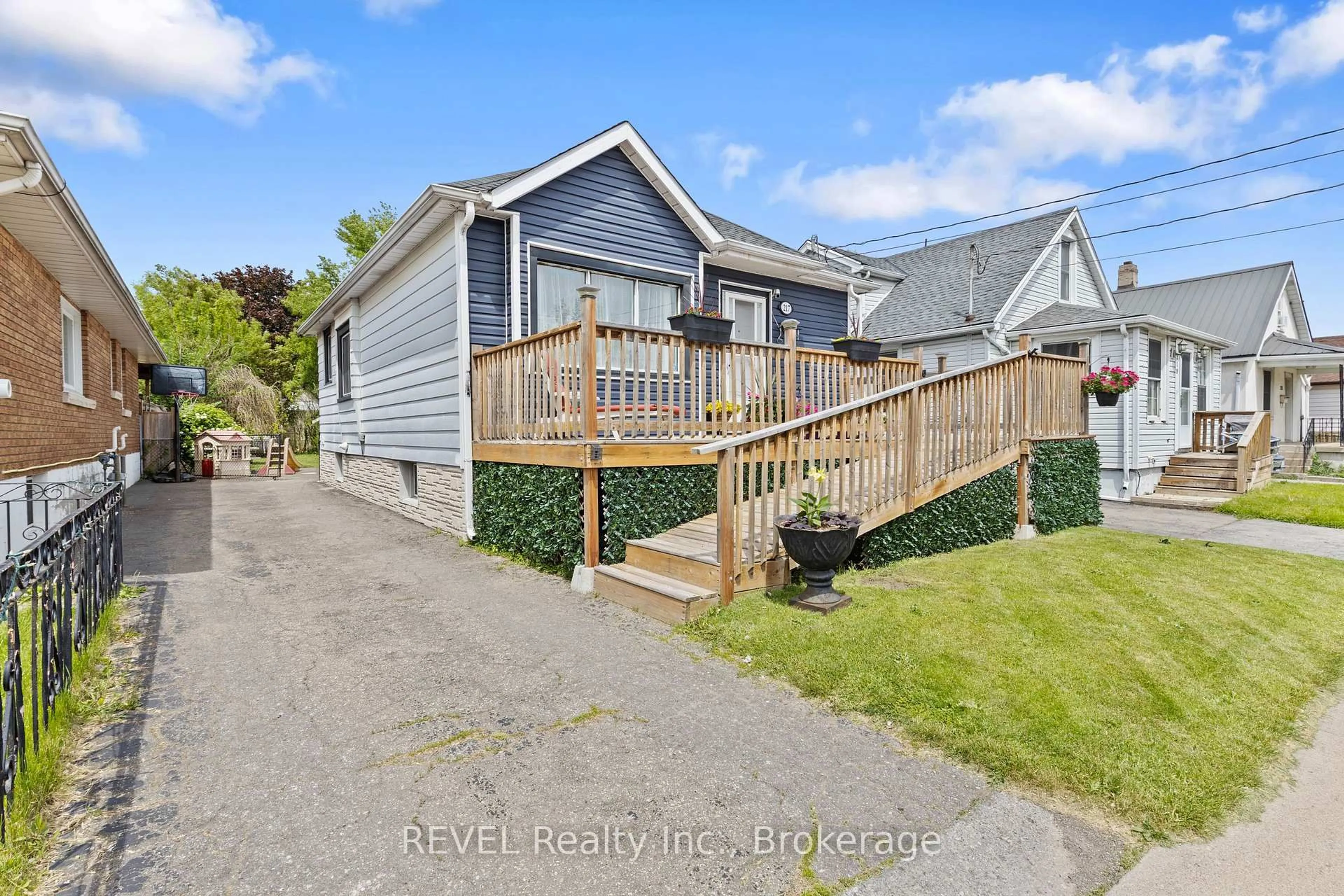 A pic from outside/outdoor area/front of a property/back of a property/a pic from drone, street for 217 Niagara St, St. Catharines Ontario L2M 4V3