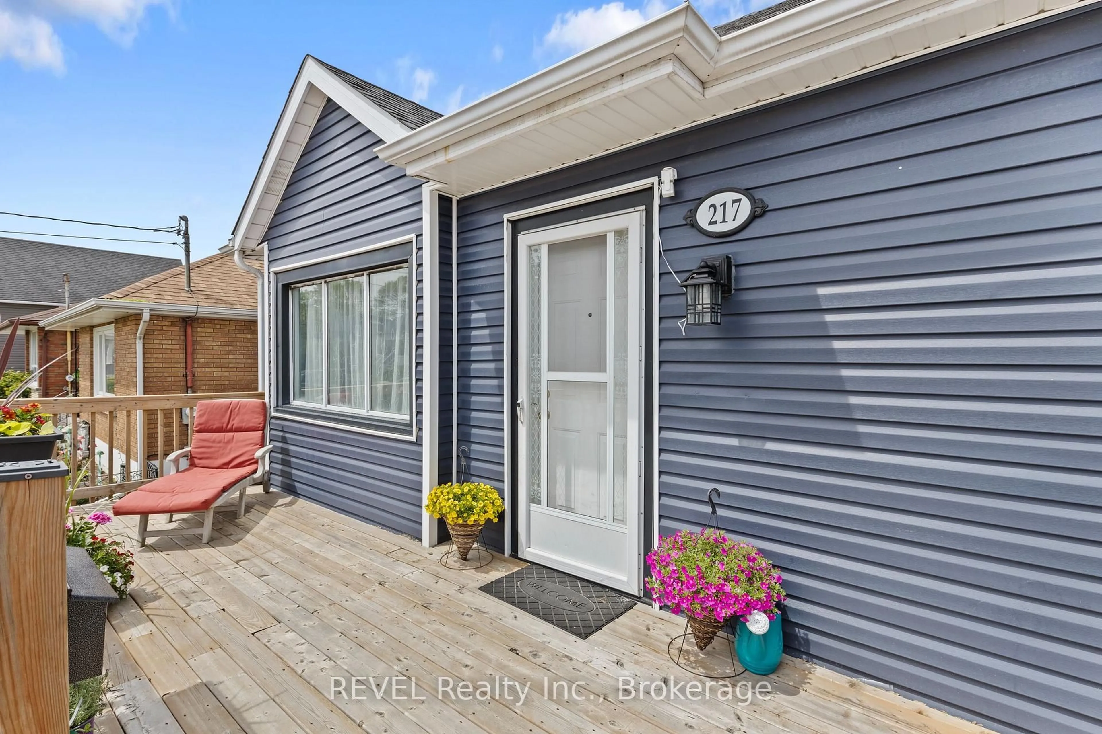Home with vinyl exterior material, street for 217 Niagara St, St. Catharines Ontario L2M 4V3