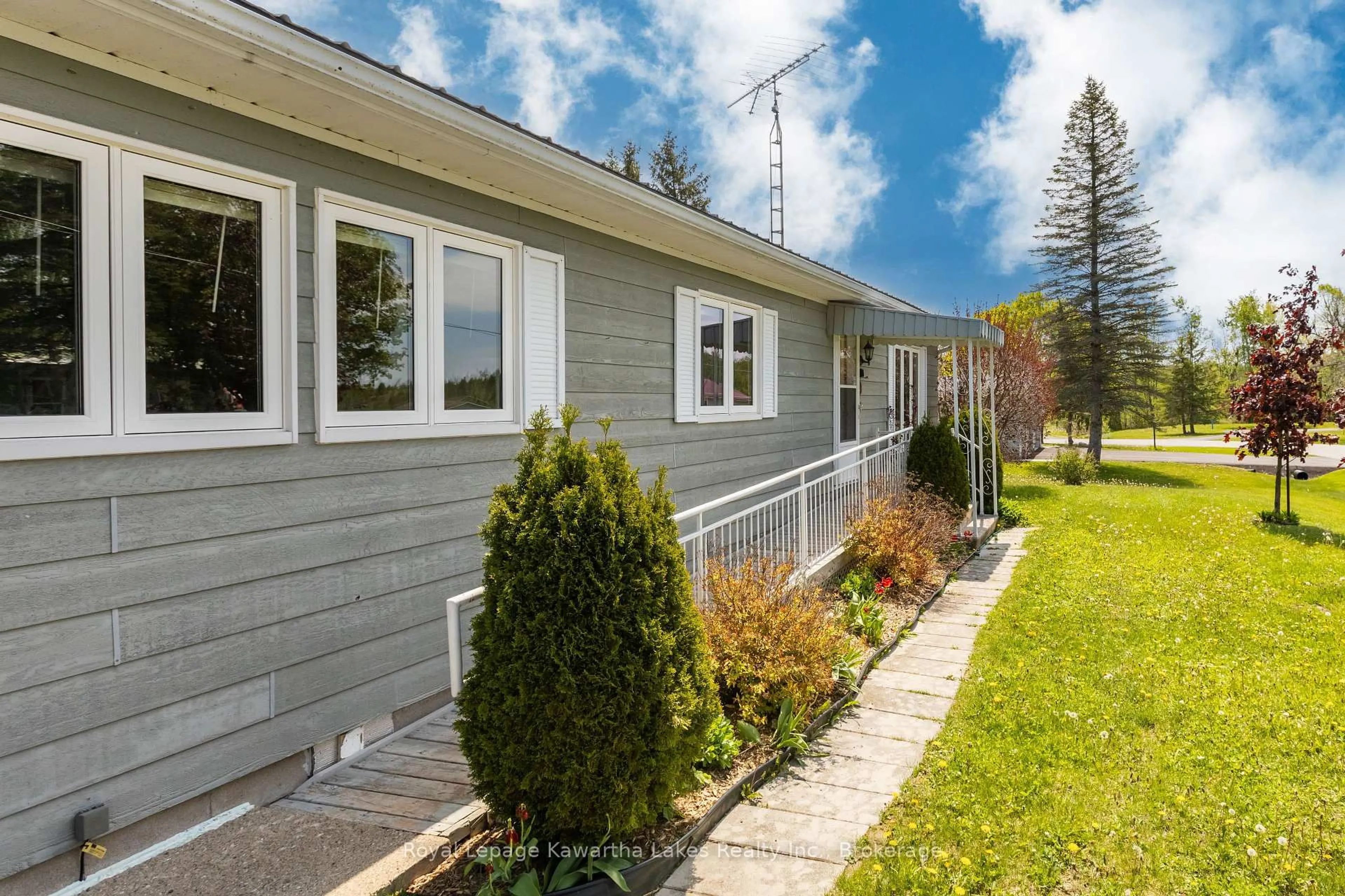 Home with vinyl exterior material, street for 9 Vista Dr, Kawartha Lakes Ontario K9V 0H7