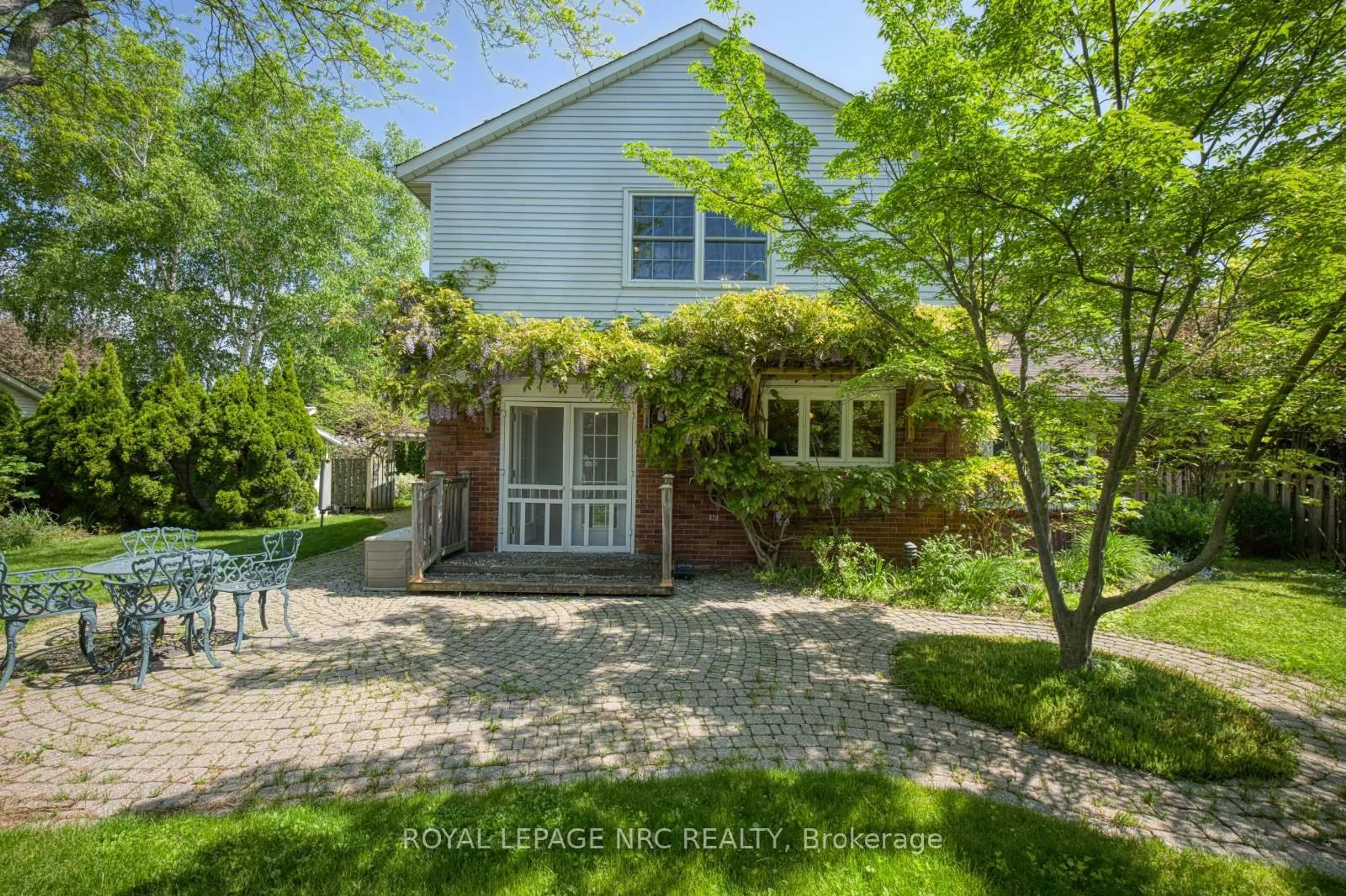 A pic from outside/outdoor area/front of a property/back of a property/a pic from drone, street for 35 Garrison Village Dr, Niagara-on-the-Lake Ontario L0S 1J0
