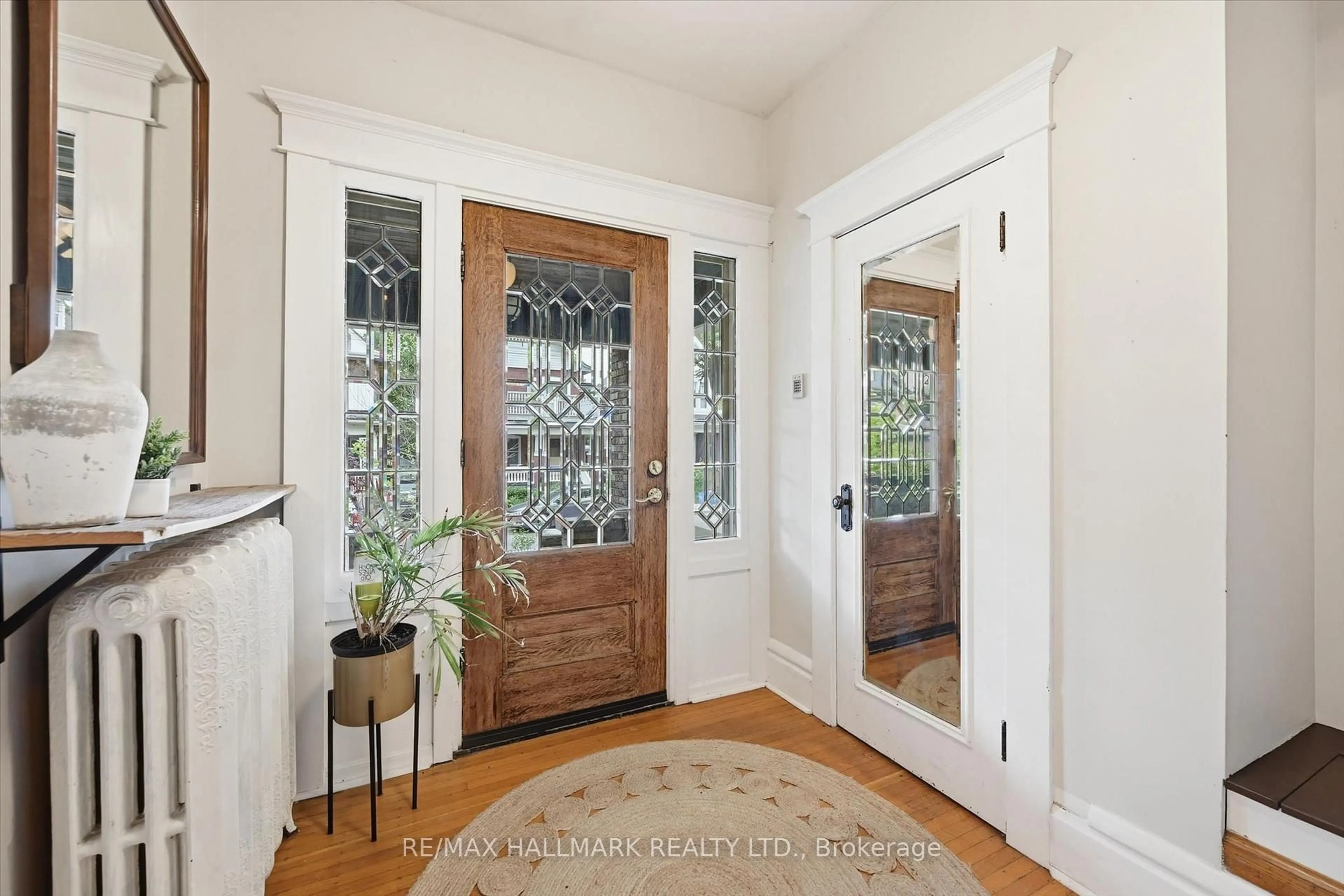 Indoor entryway for 102 Carrick Ave, Hamilton Ontario L8M 2W6