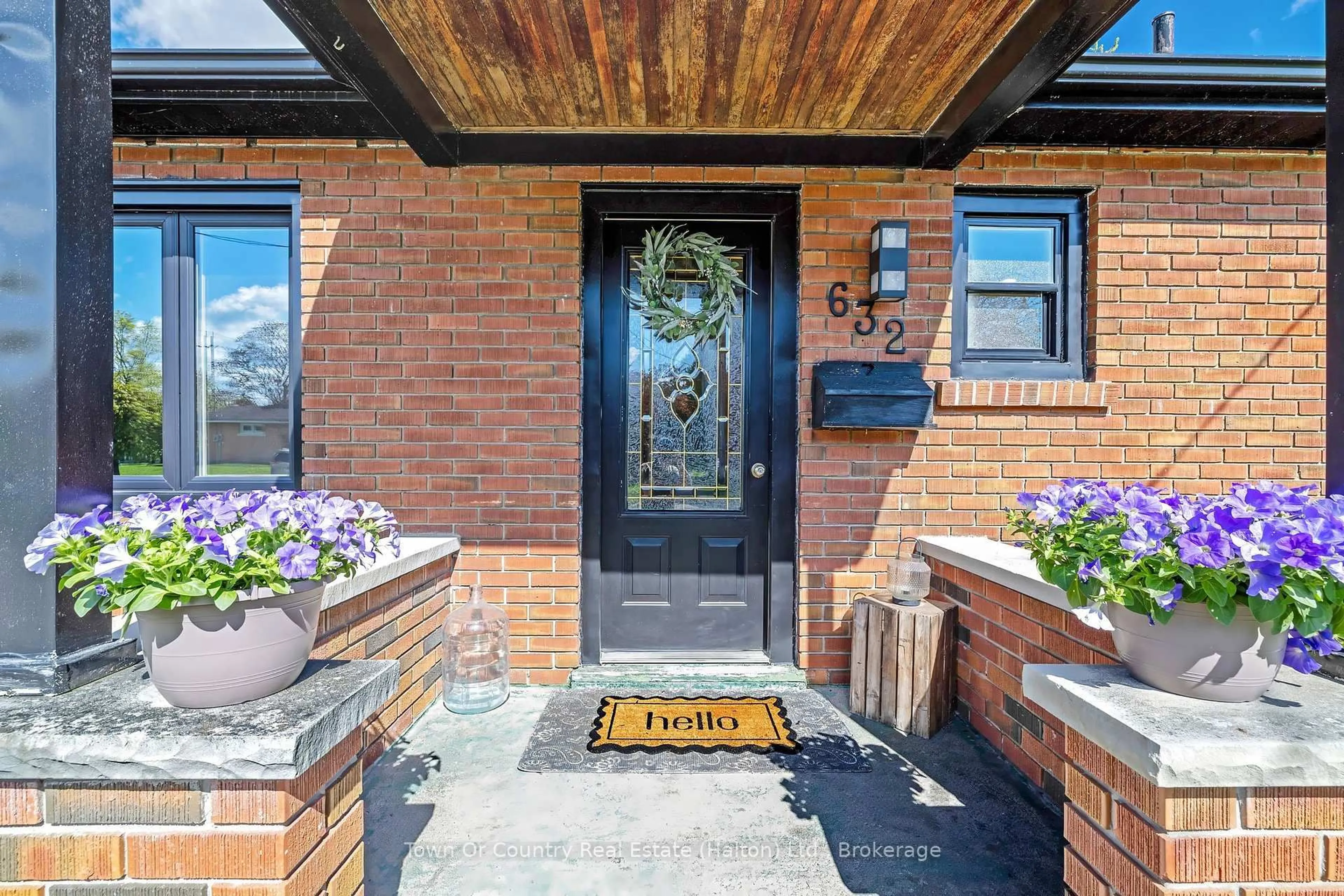 Indoor entryway for 632 WATERLOO St, Cambridge Ontario N3H 1P5