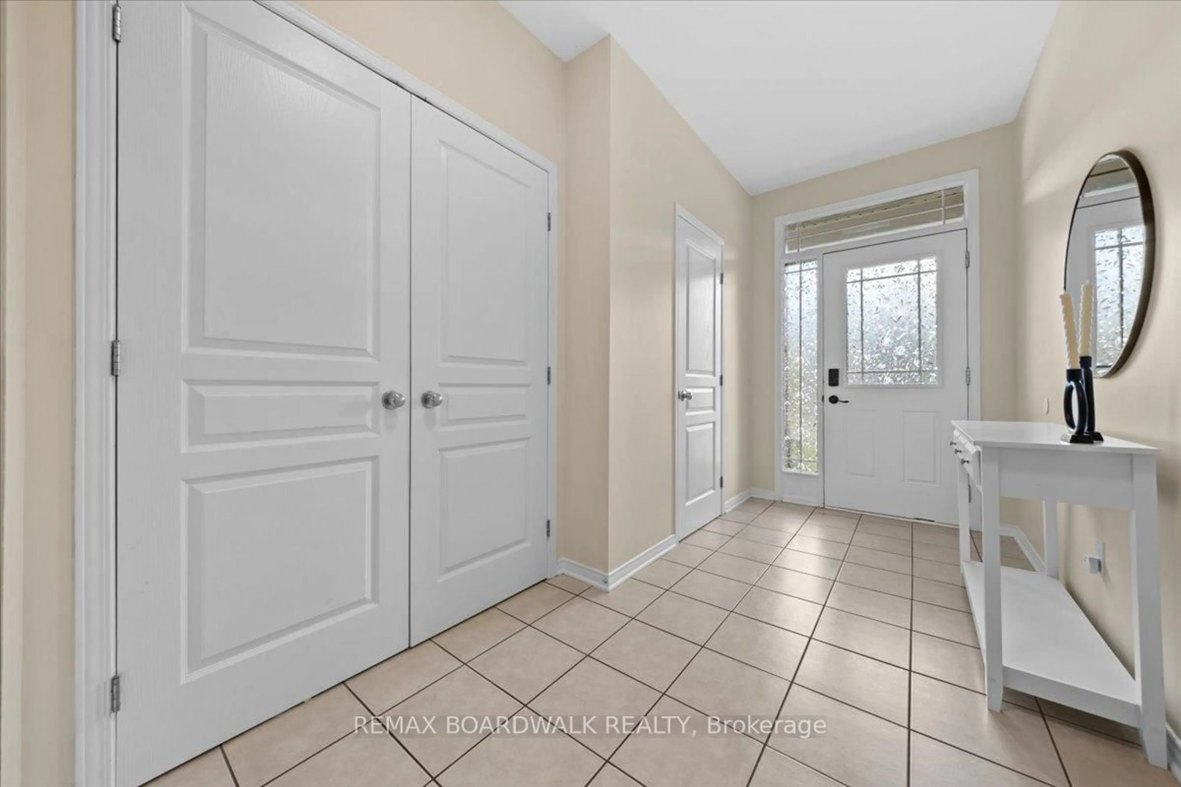 Indoor entryway for 510 Pepperville Cres, Ottawa Ontario K2M 0E5