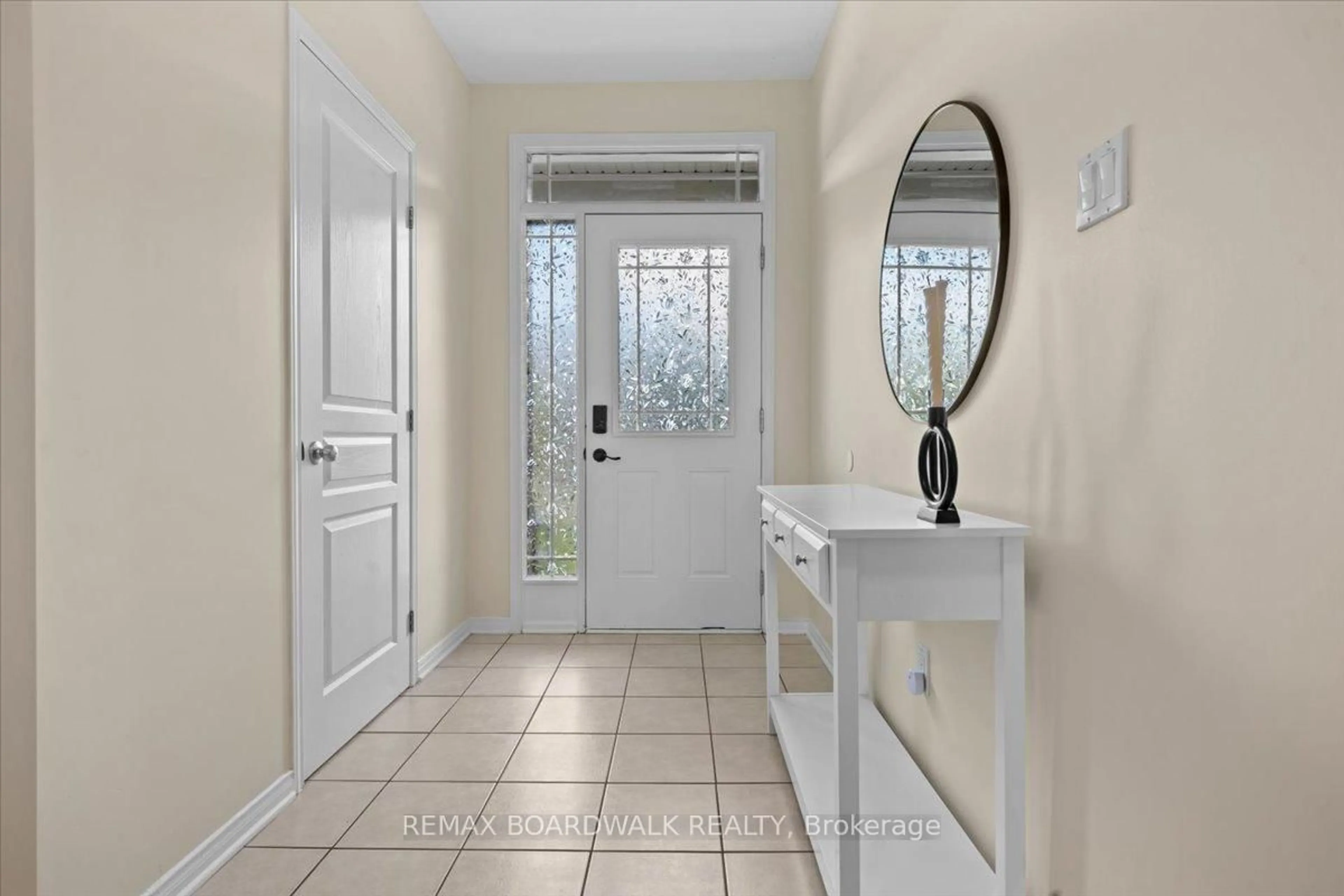 Indoor entryway for 510 Pepperville Cres, Ottawa Ontario K2M 0E5