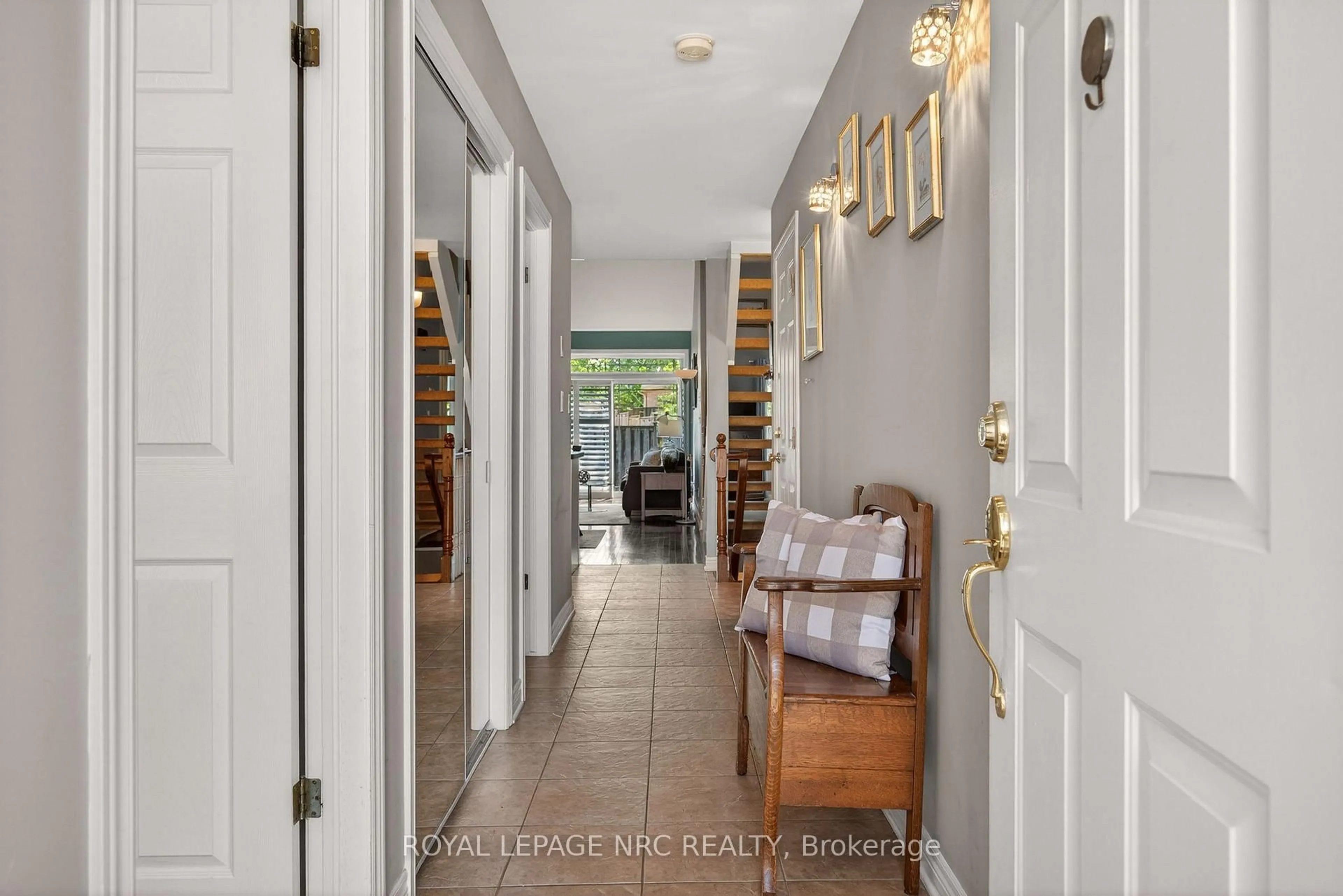 Indoor entryway for 4300 Kalar Rd #9, Niagara Falls Ontario L2H 1S8