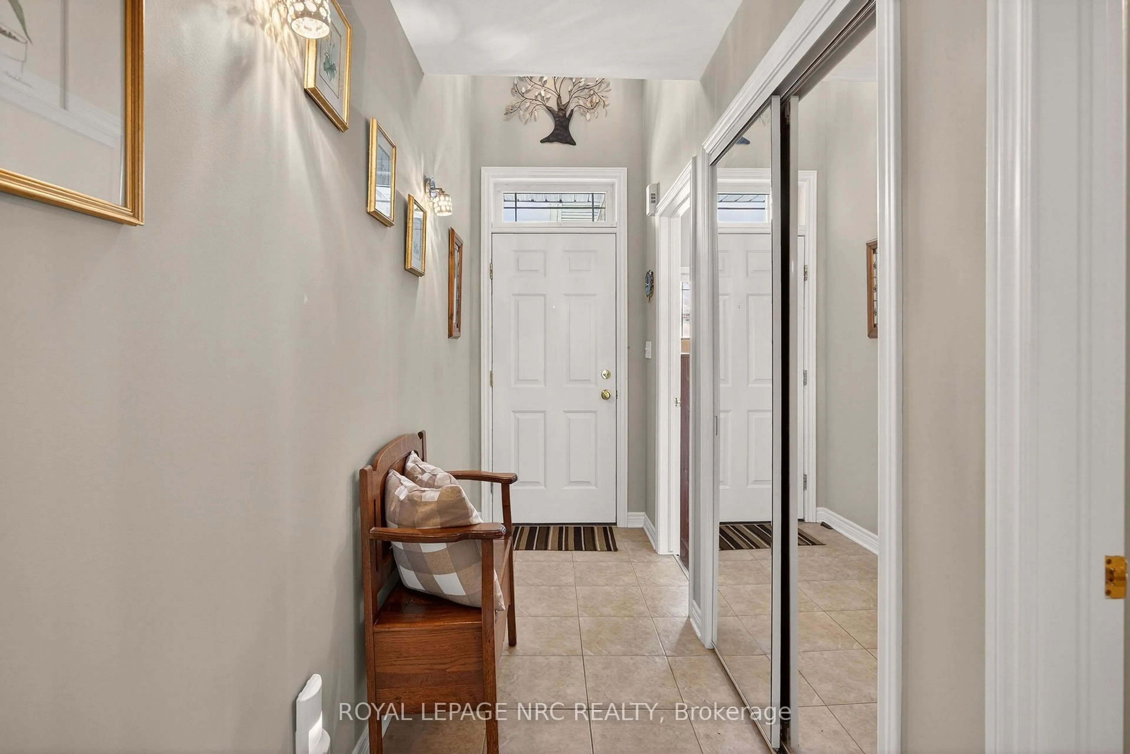 Indoor entryway for 4300 Kalar Rd #9, Niagara Falls Ontario L2H 1S8