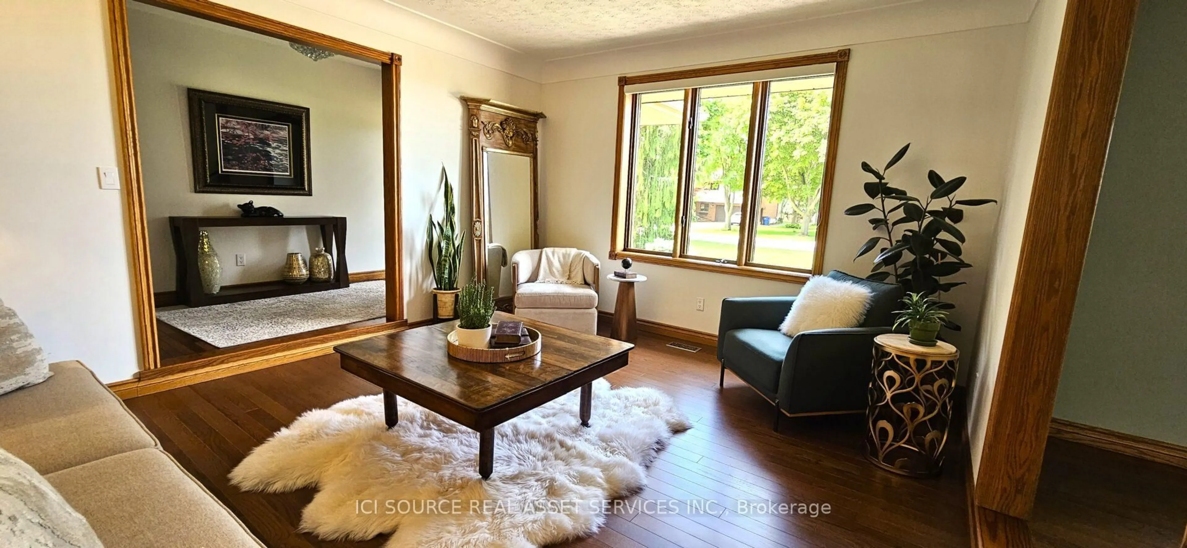Living room with furniture, wood/laminate floor for 23 Willcox St, Chatham-Kent Ontario N7M 6E2