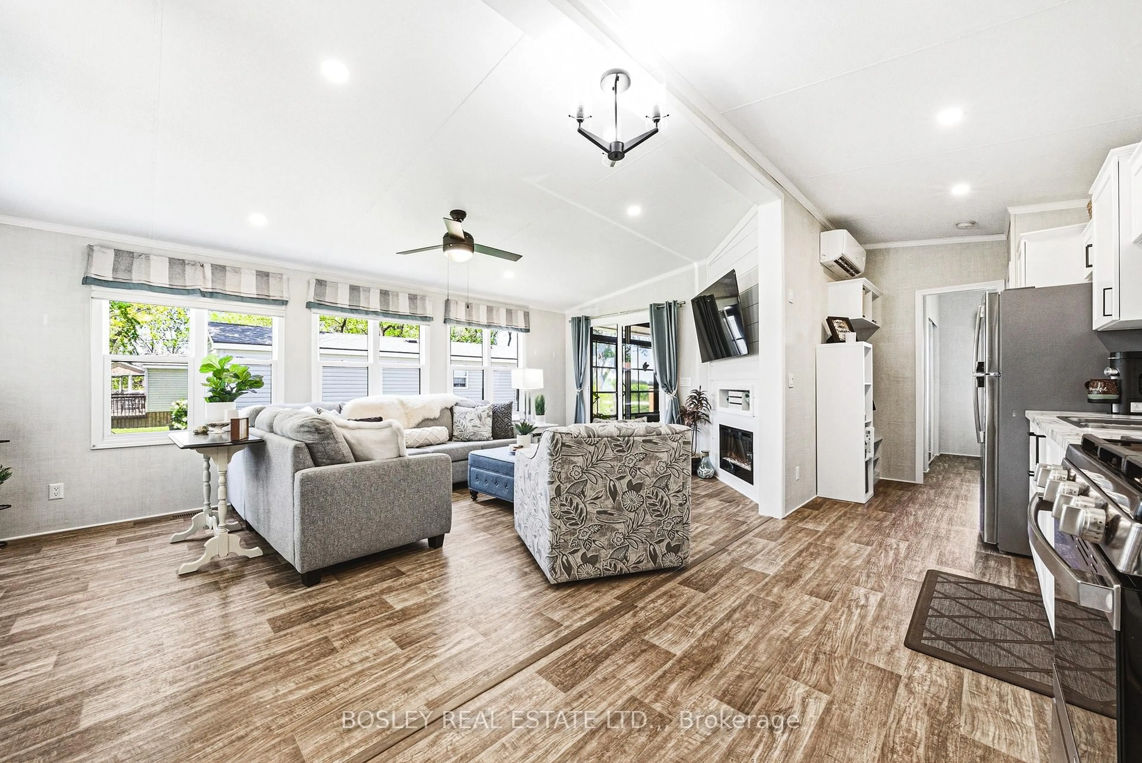 Living room with furniture, unknown for 1501 Line 8 Rd #522, Niagara-on-the-Lake Ontario L0S 1L0