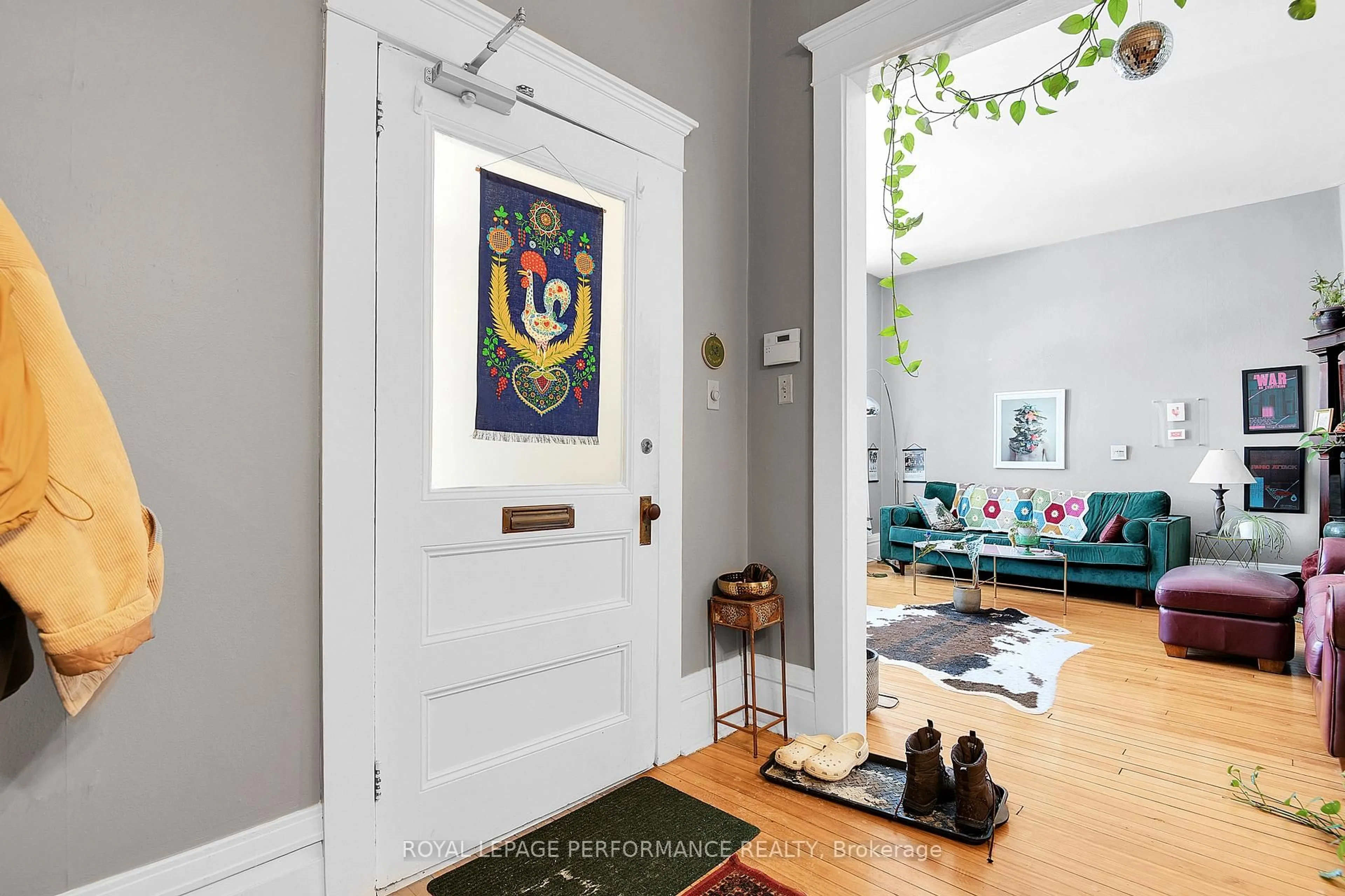 Indoor entryway for 66 Delaware Ave, Ottawa Ontario K2P 0Z3