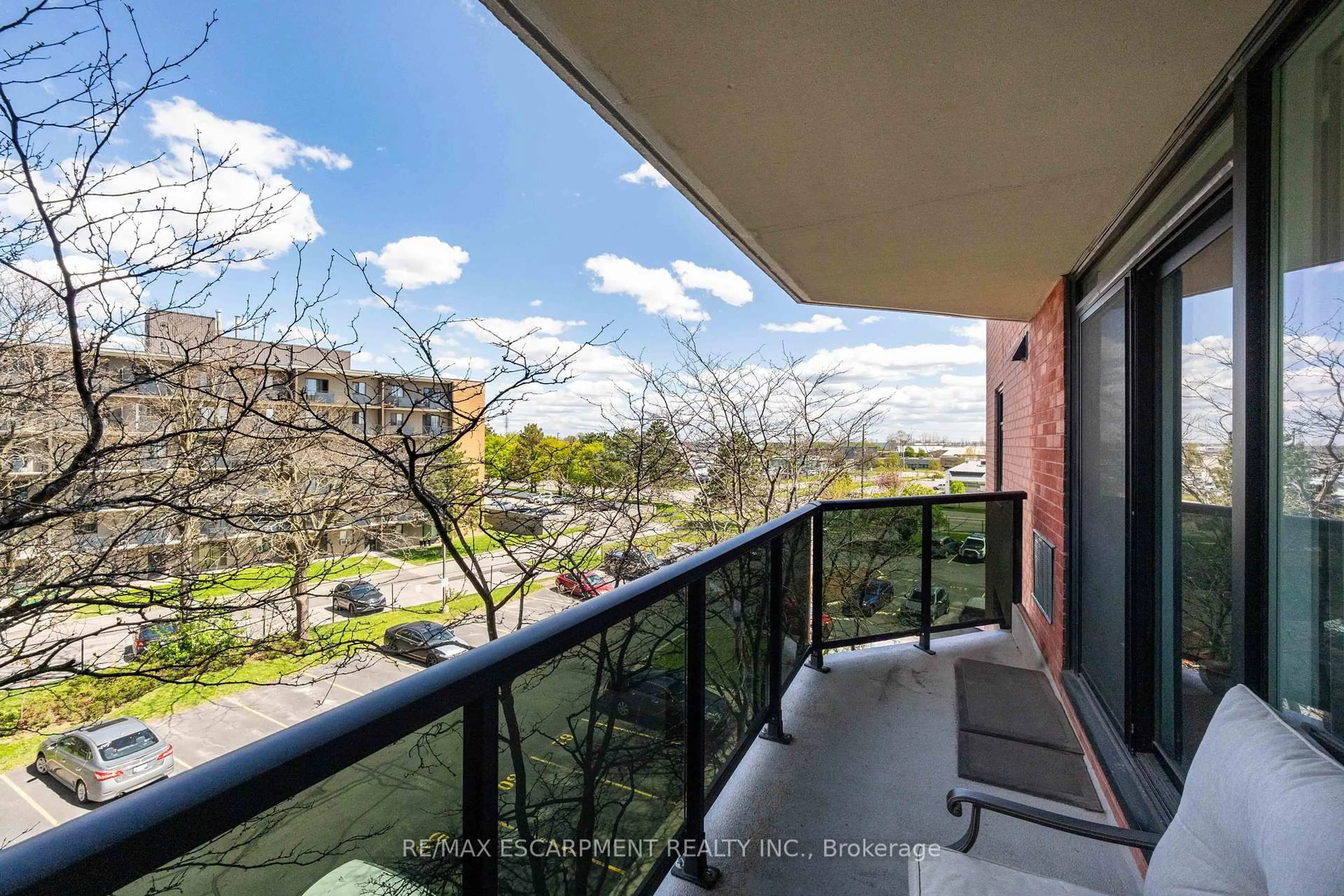 Balcony in the apartment, water/lake/river/ocean view for 9 Bonheur Crt #401, Brantford Ontario N3P 1Z5