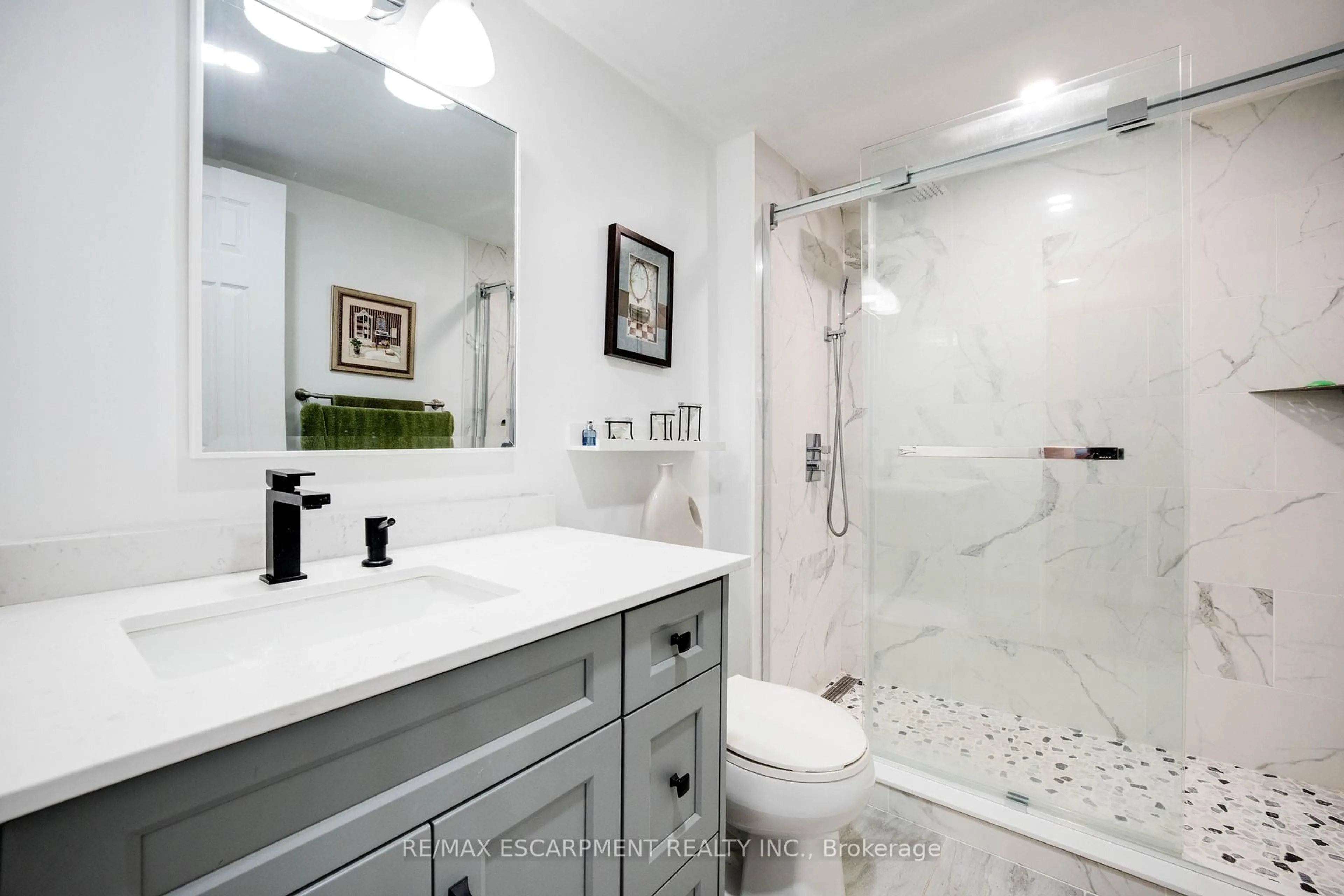 Contemporary bathroom, ceramic/tile floor for 9 Bonheur Crt #401, Brantford Ontario N3P 1Z5