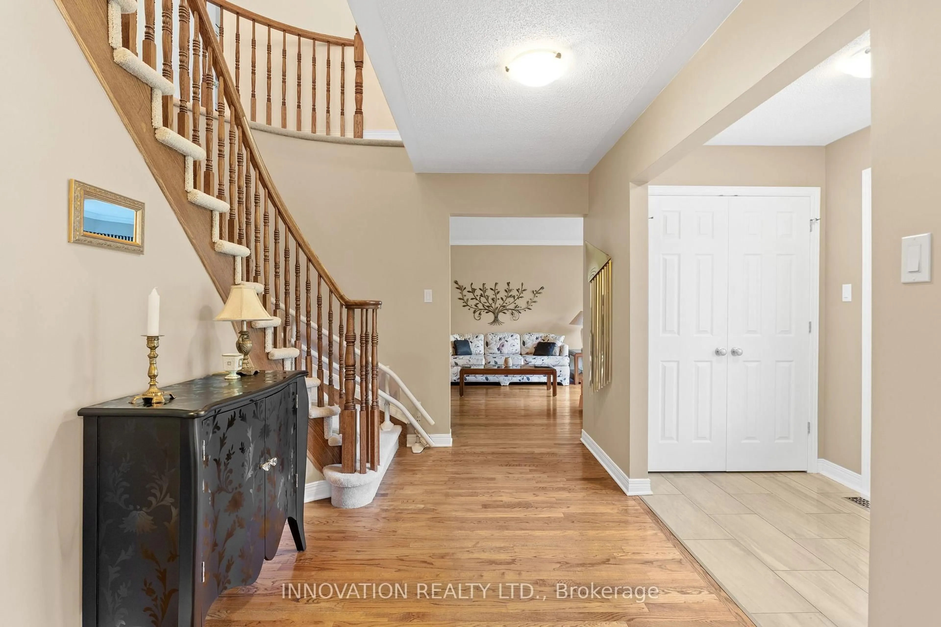 Indoor entryway for 1410 Sherruby Way, Kanata Ontario K2W 1B1