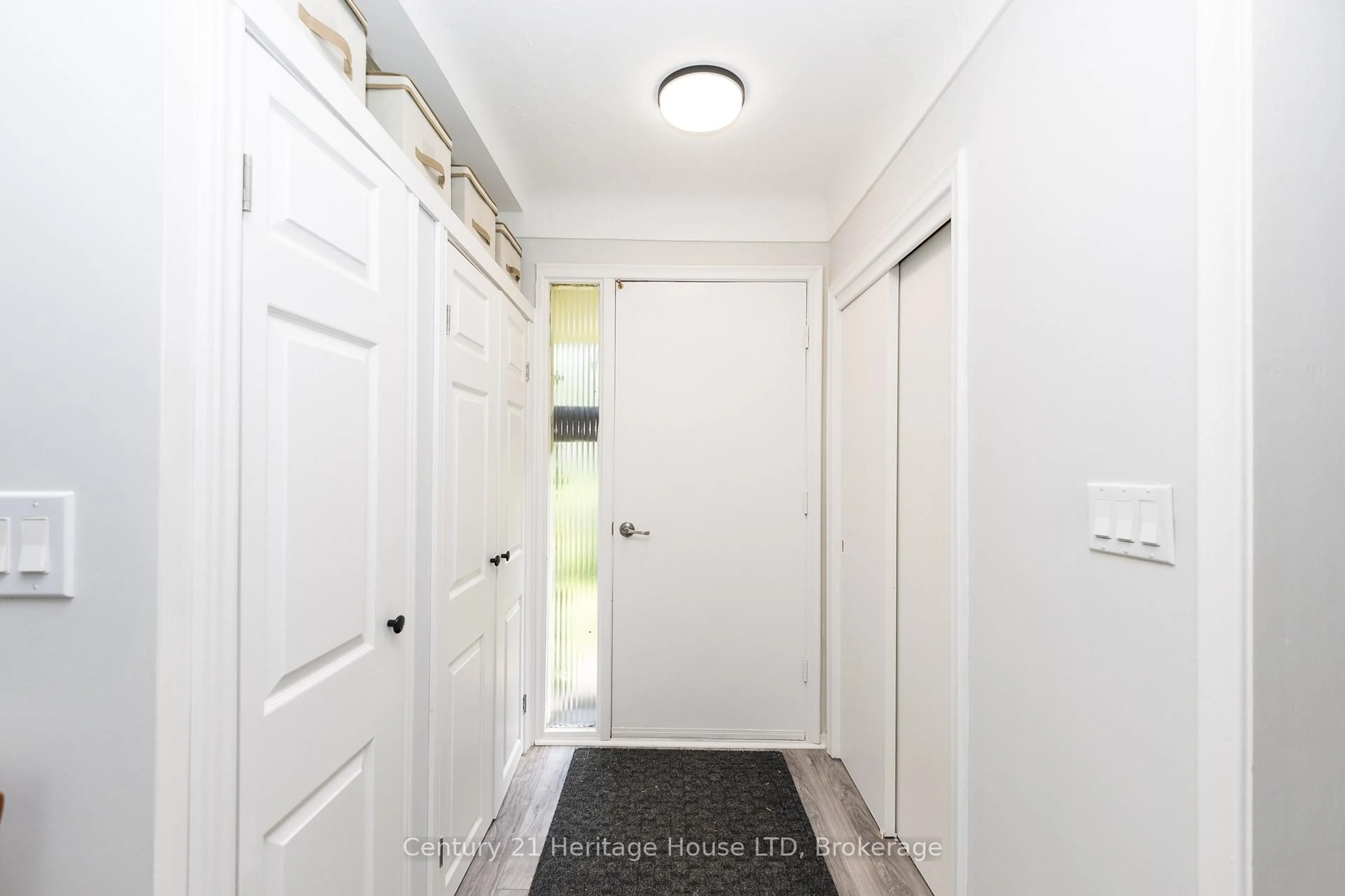 Indoor entryway for 101 Bunting Rd, St. Catharines Ontario L2P 3G8