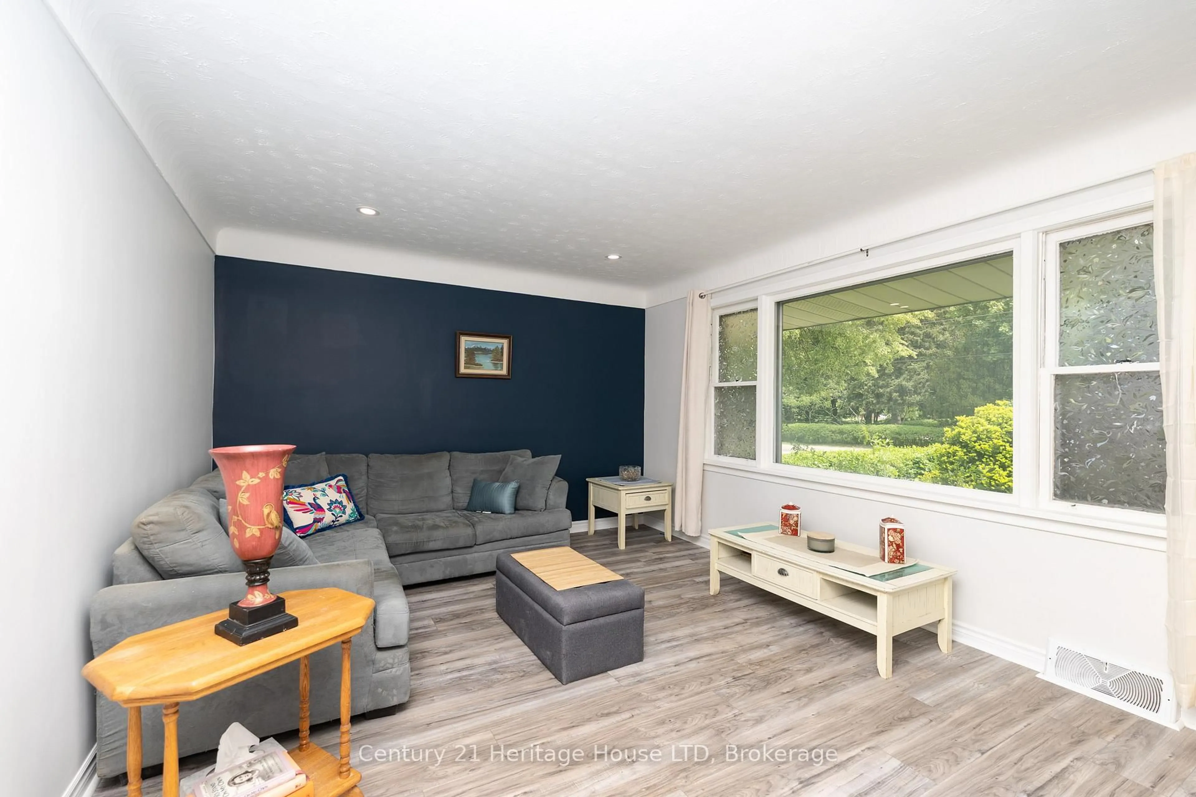 Living room with furniture, wood/laminate floor for 101 Bunting Rd, St. Catharines Ontario L2P 3G8