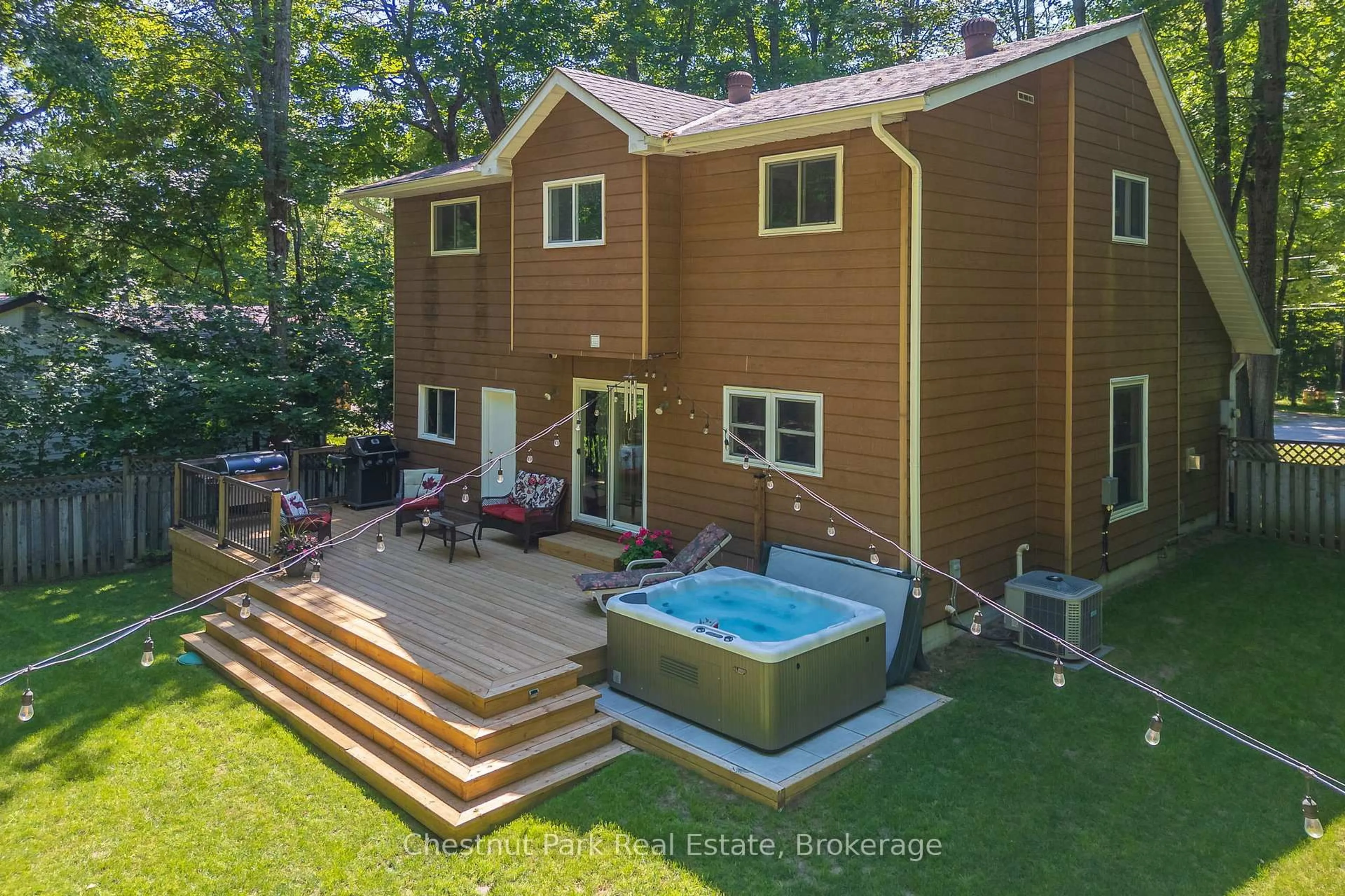 A pic from outside/outdoor area/front of a property/back of a property/a pic from drone, unknown for 20 Kevin Cres, Bracebridge Ontario P1L 1A8