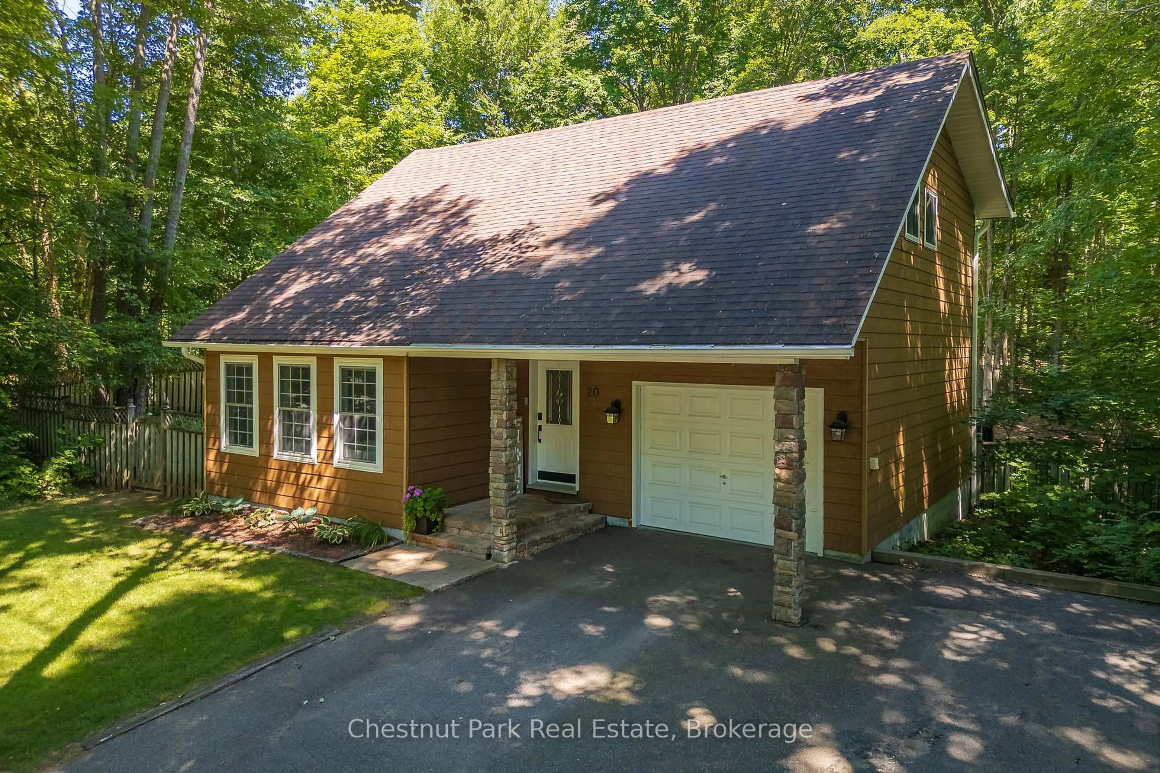 A pic from outside/outdoor area/front of a property/back of a property/a pic from drone, street for 20 Kevin Cres, Bracebridge Ontario P1L 1A8