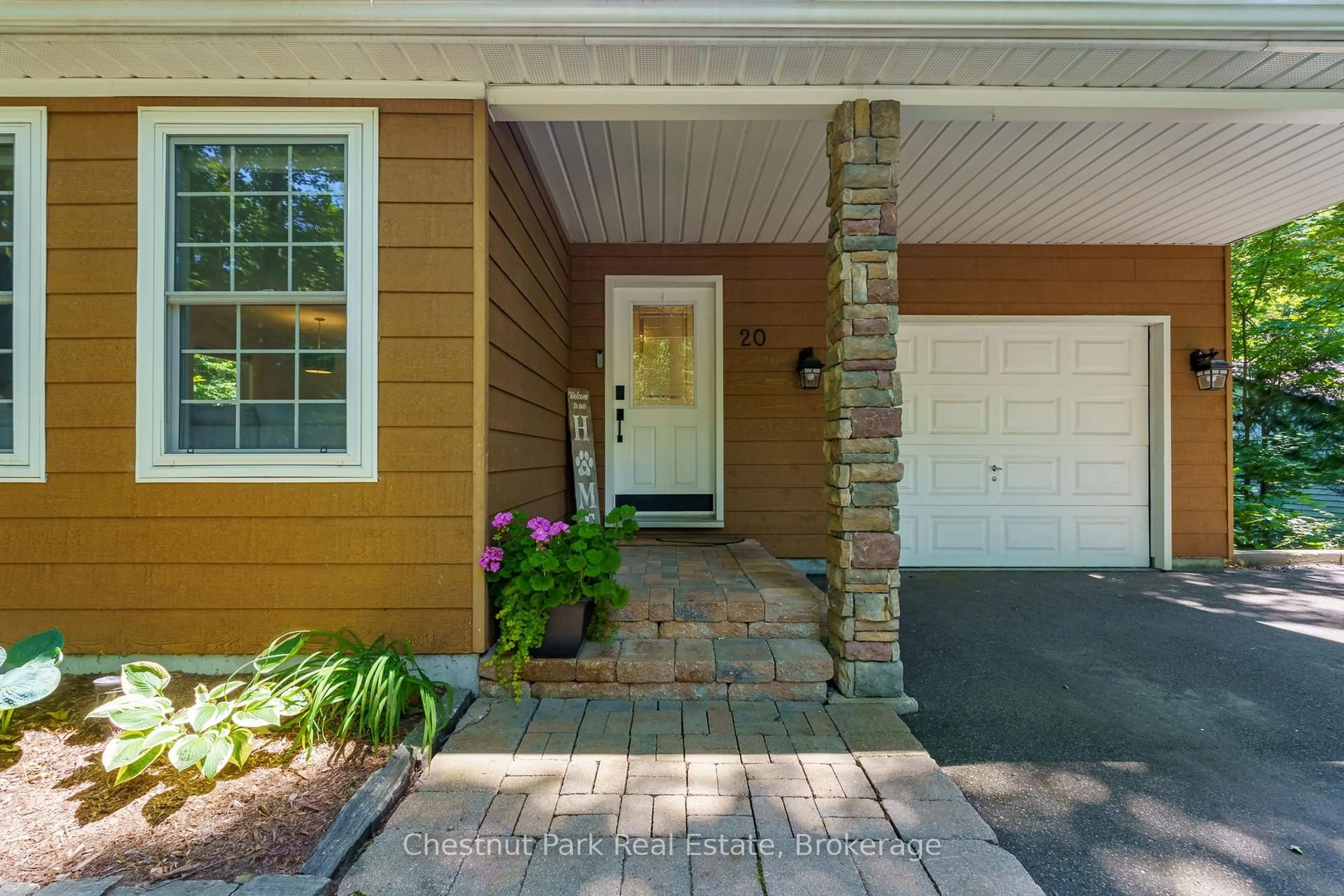 Indoor entryway for 20 Kevin Cres, Bracebridge Ontario P1L 1A8