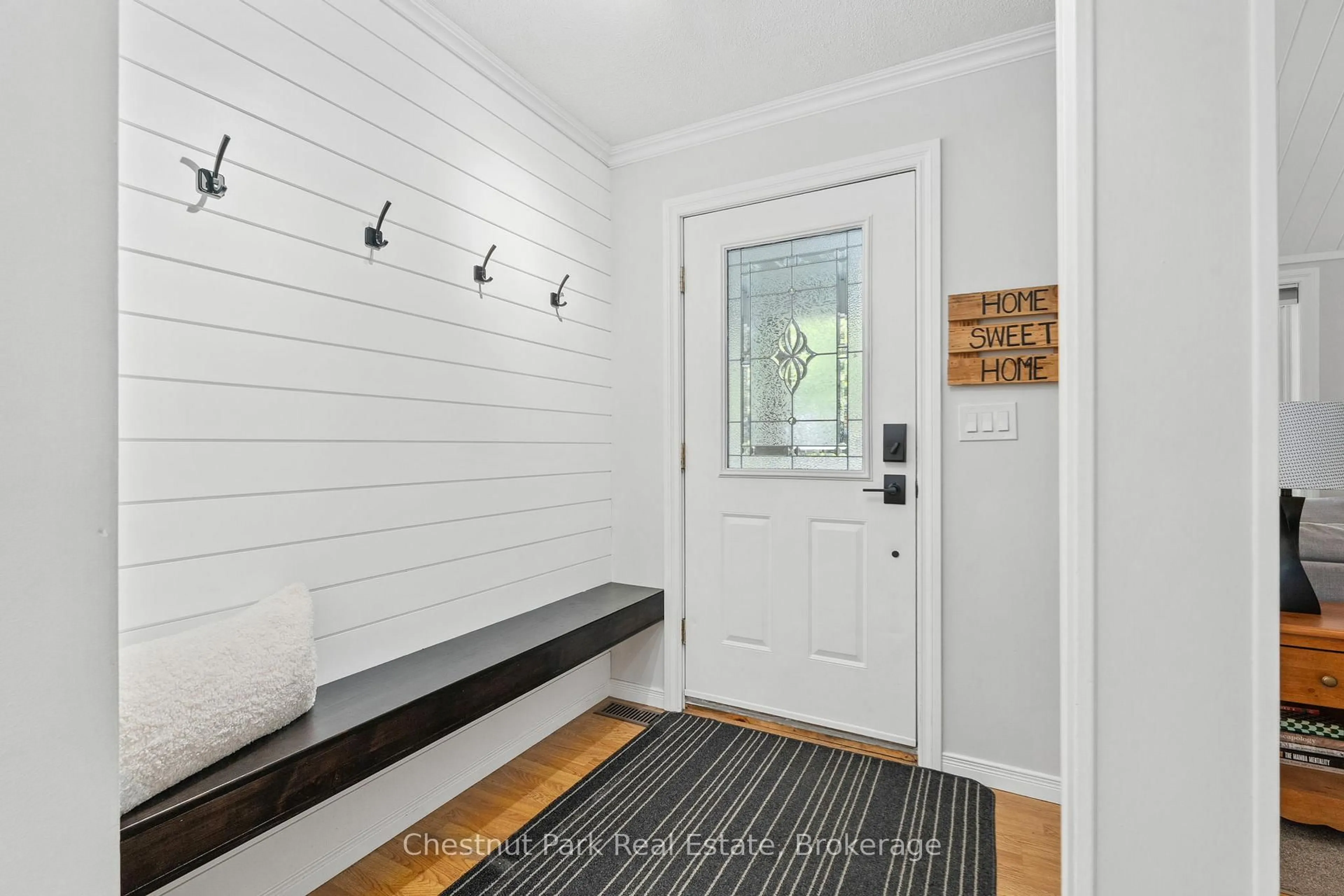 Indoor entryway for 20 Kevin Cres, Bracebridge Ontario P1L 1A8