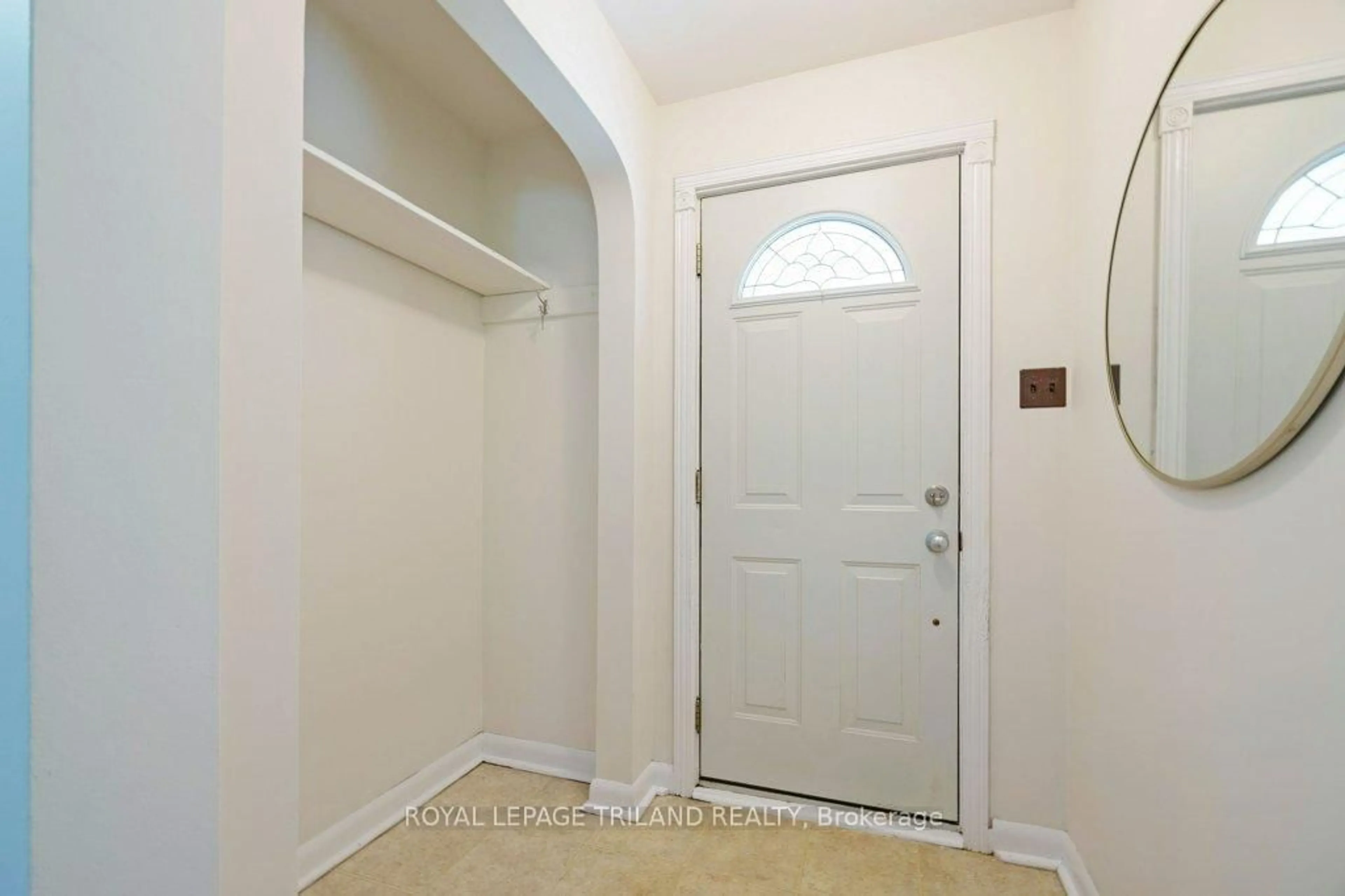 Indoor entryway for 184 Mary St, Dutton/Dunwich Ontario N0L 1J0