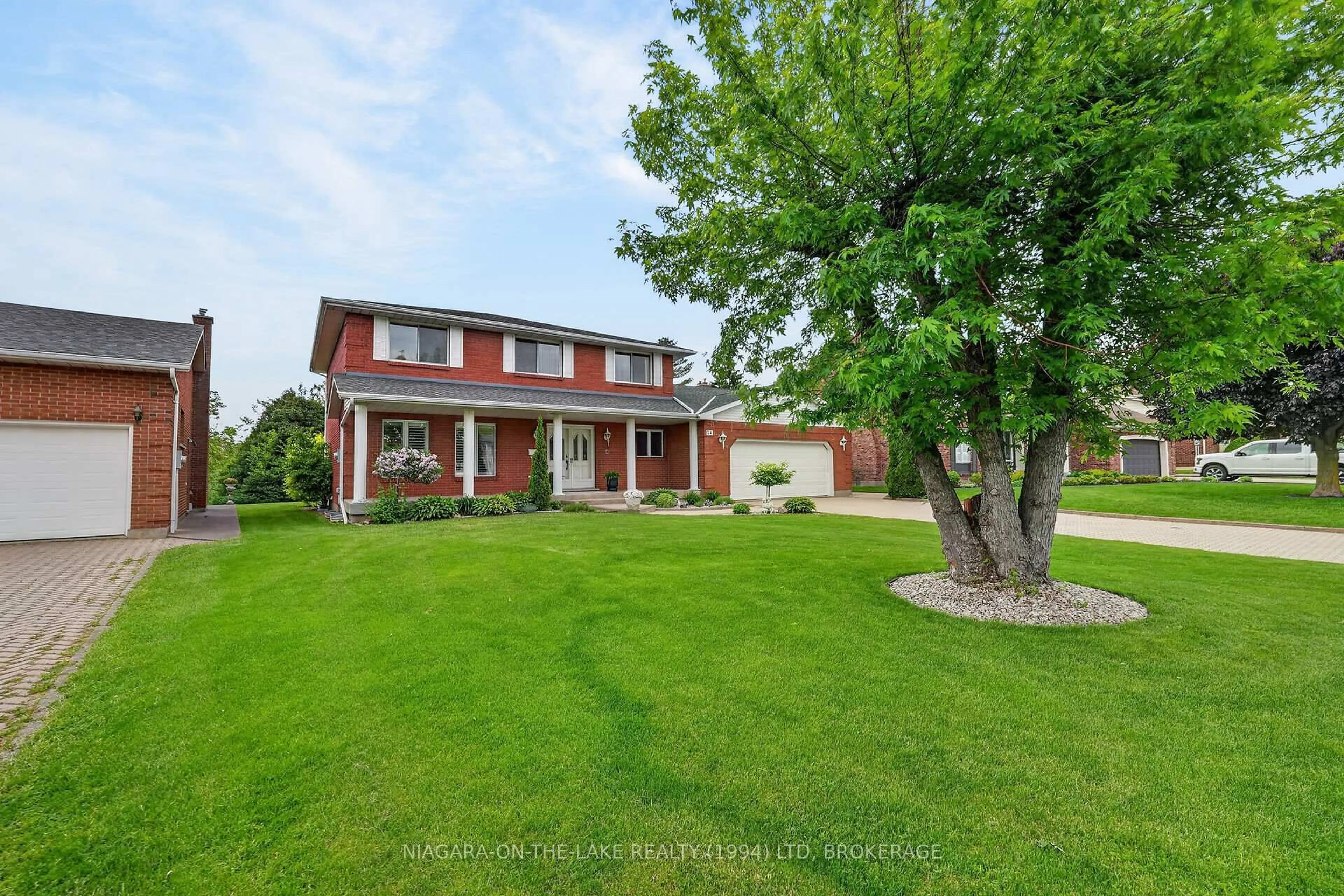 A pic from outside/outdoor area/front of a property/back of a property/a pic from drone, street for 24 Renfrew Dr, Thorold Ontario L2V 4E7