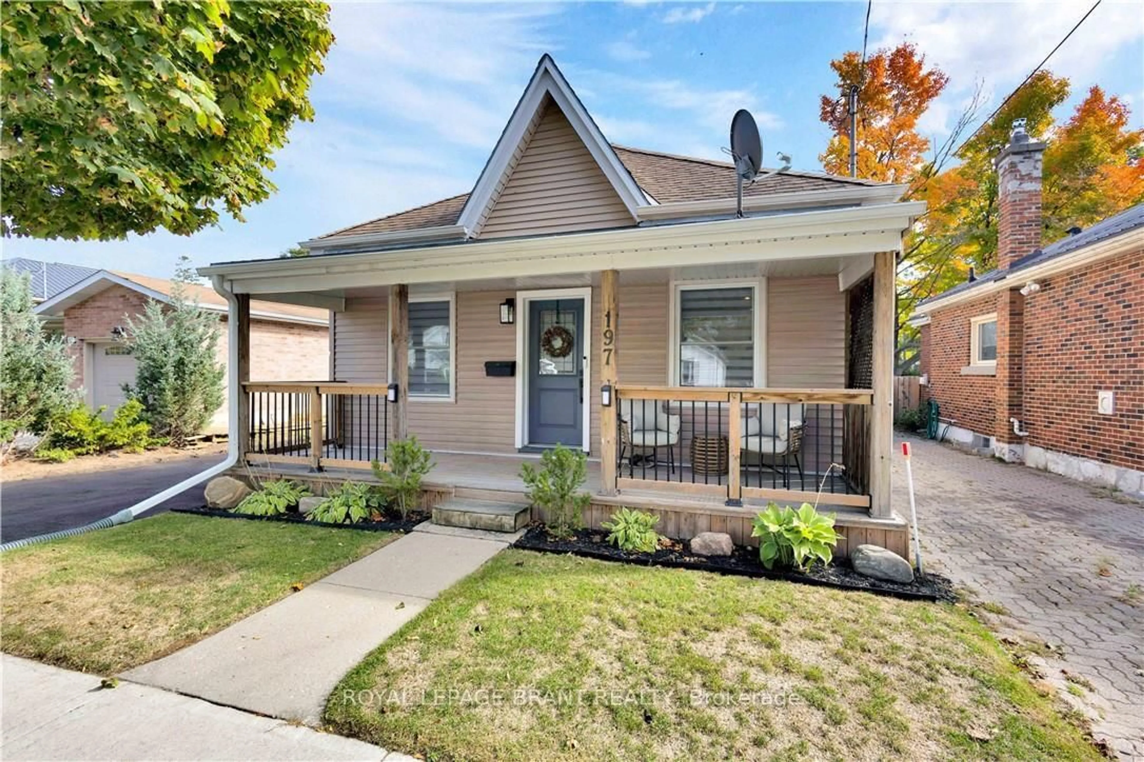 Home with vinyl exterior material, street for 197 Grand St, Brantford Ontario N3R 4C2