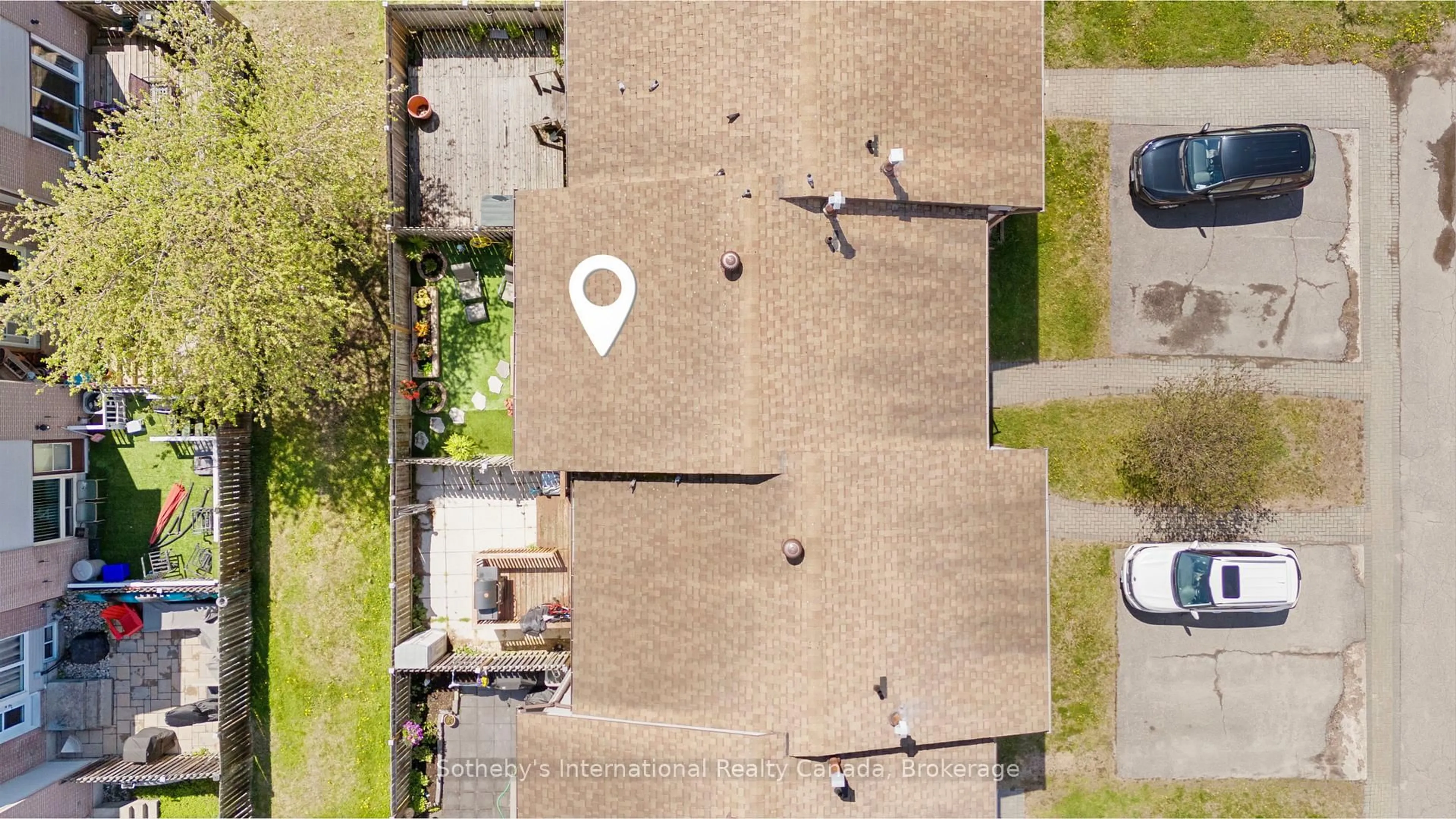 A pic from outside/outdoor area/front of a property/back of a property/a pic from drone, building for 450 Lakeshore Dr #B3, North Bay Ontario P1A 2E1