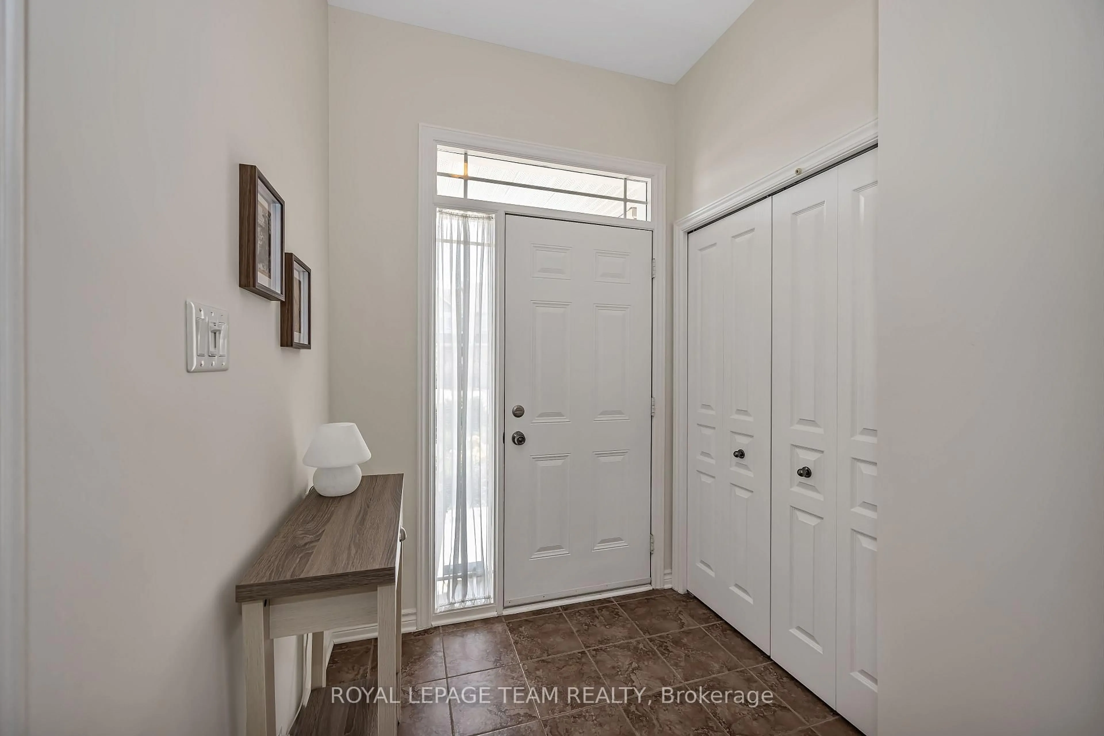 Indoor entryway for 472 Celtic Ridge Cres, Ottawa Ontario K2W 0B2