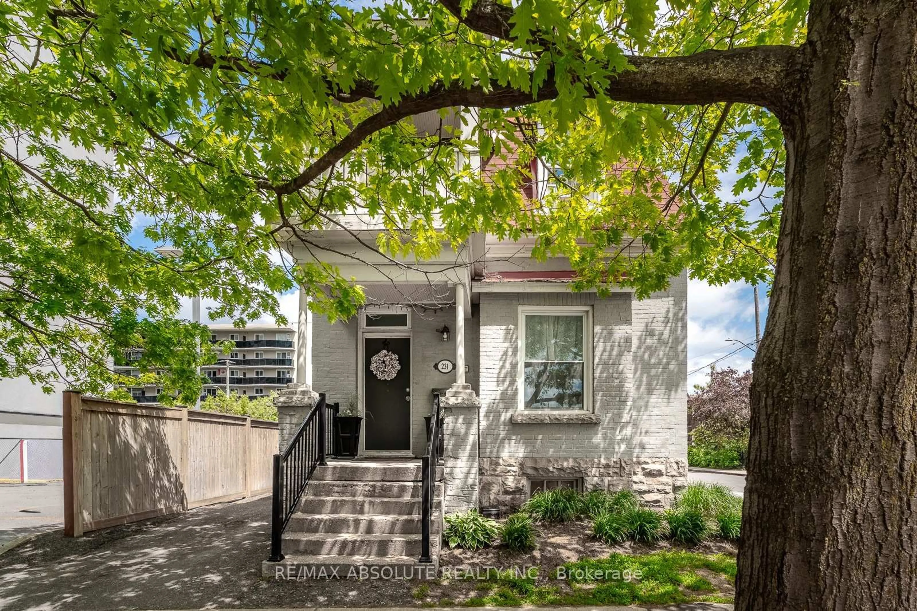 Unknown for 231 Bell St, Ottawa Ontario K1R 7E1
