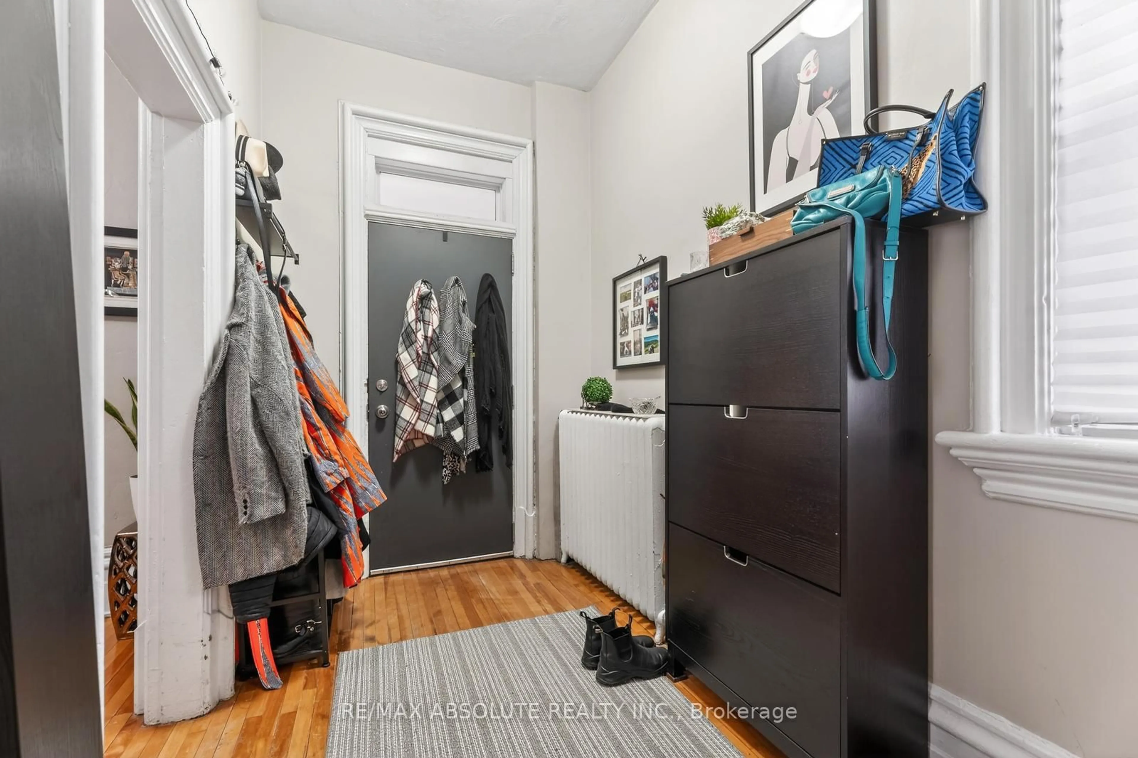 Indoor entryway for 231 Bell St, Ottawa Ontario K1R 7E1