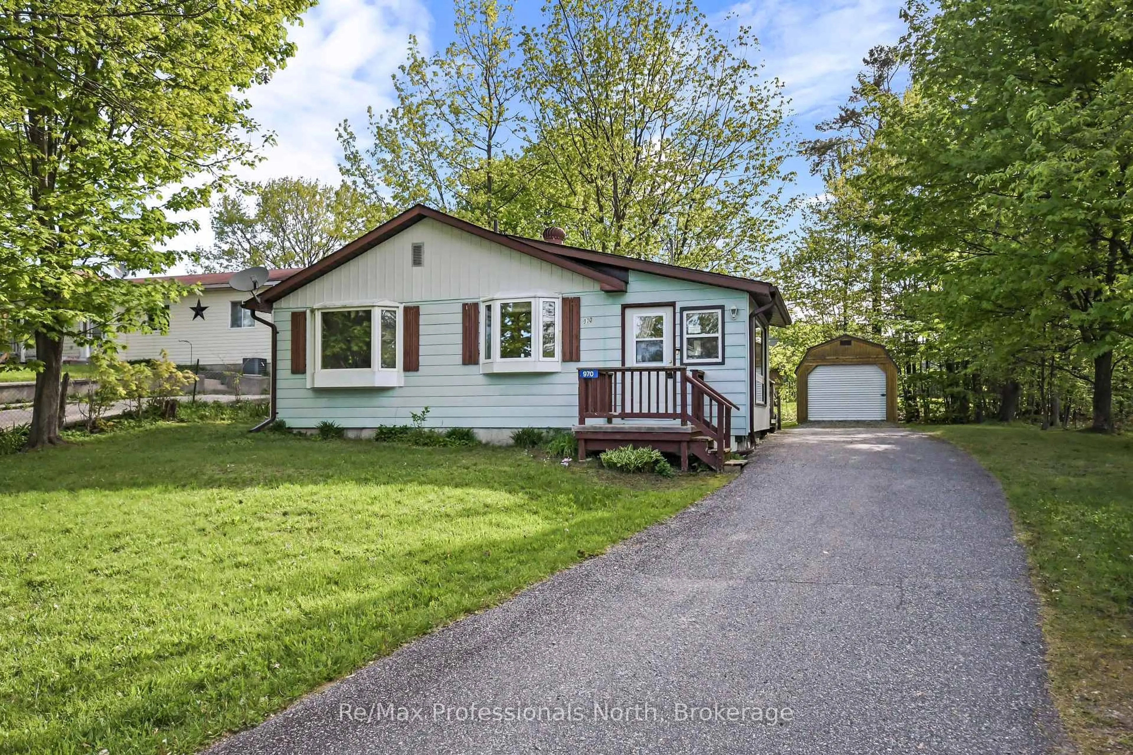 Home with vinyl exterior material, street for 970 First St, Gravenhurst Ontario P1P 1K3