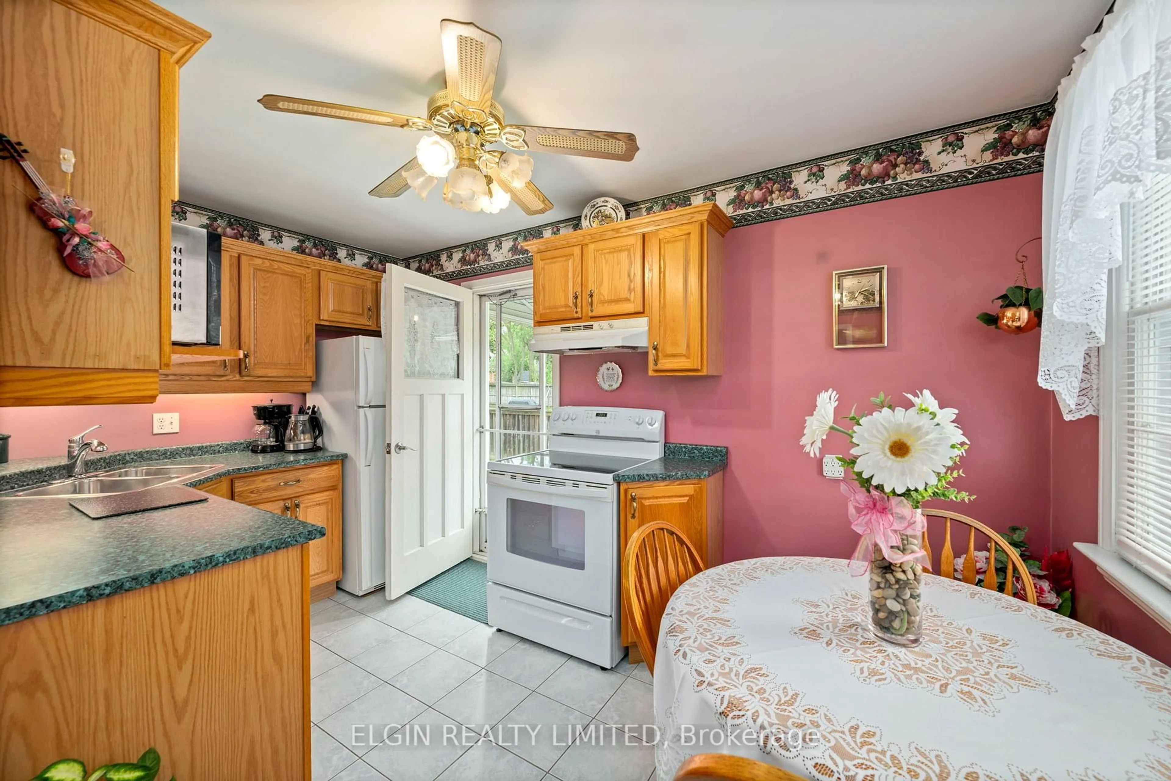 Standard kitchen, unknown for 59 Churchill Cres, St. Thomas Ontario N5R 1P4