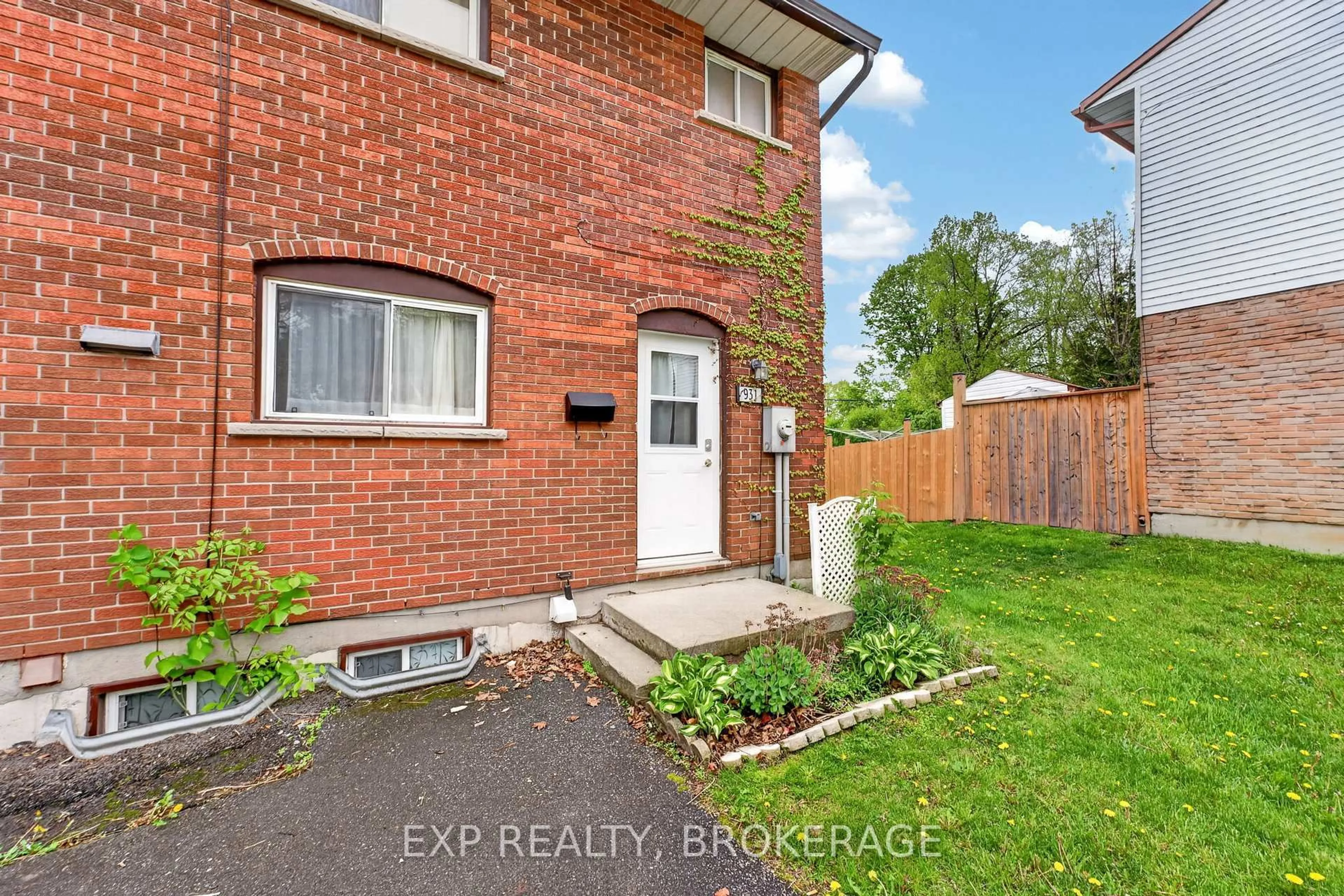 Home with brick exterior material, street for 931 Oakview Ave, Kingston Ontario K7M 6V4