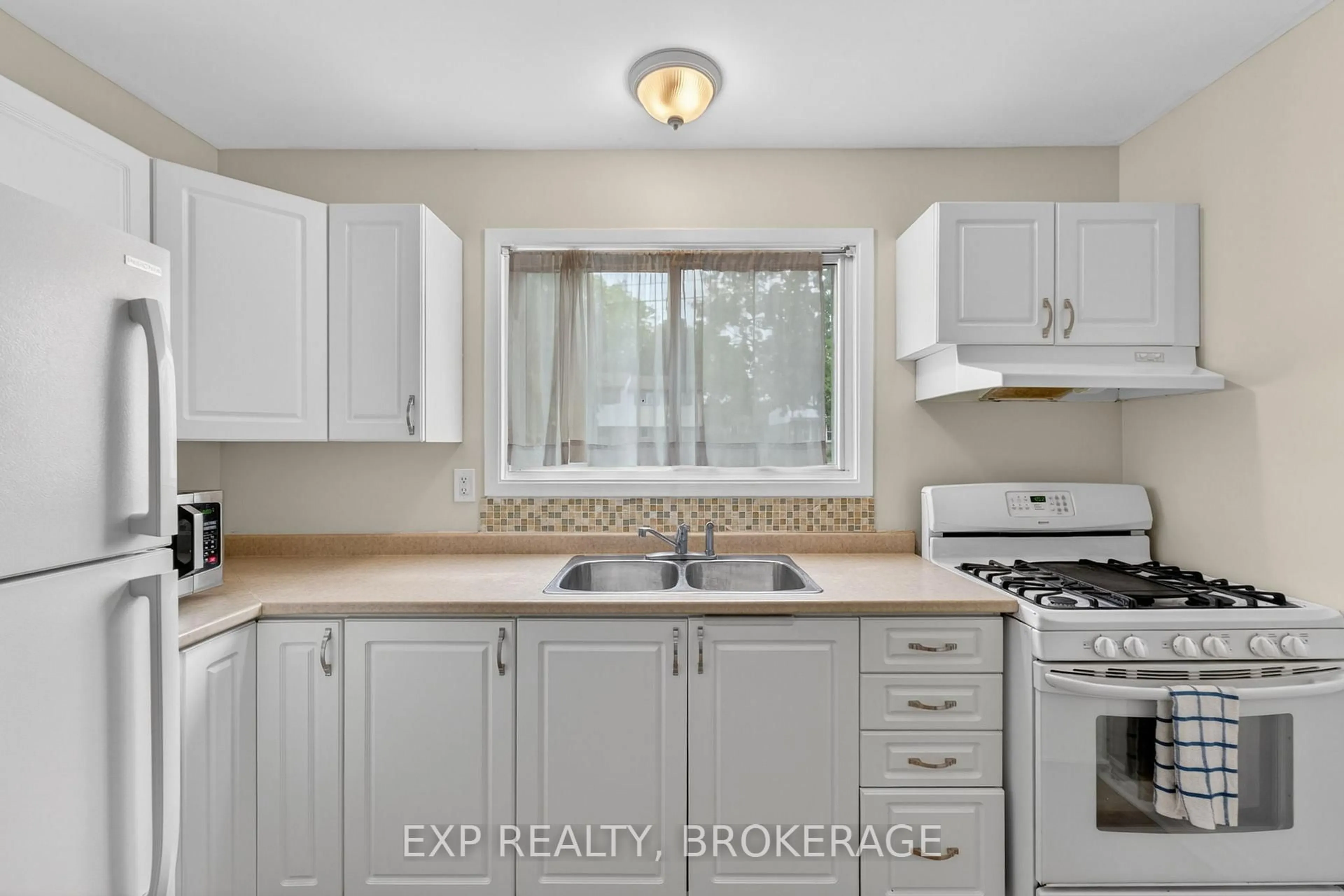 Standard kitchen, ceramic/tile floor for 931 Oakview Ave, Kingston Ontario K7M 6V4