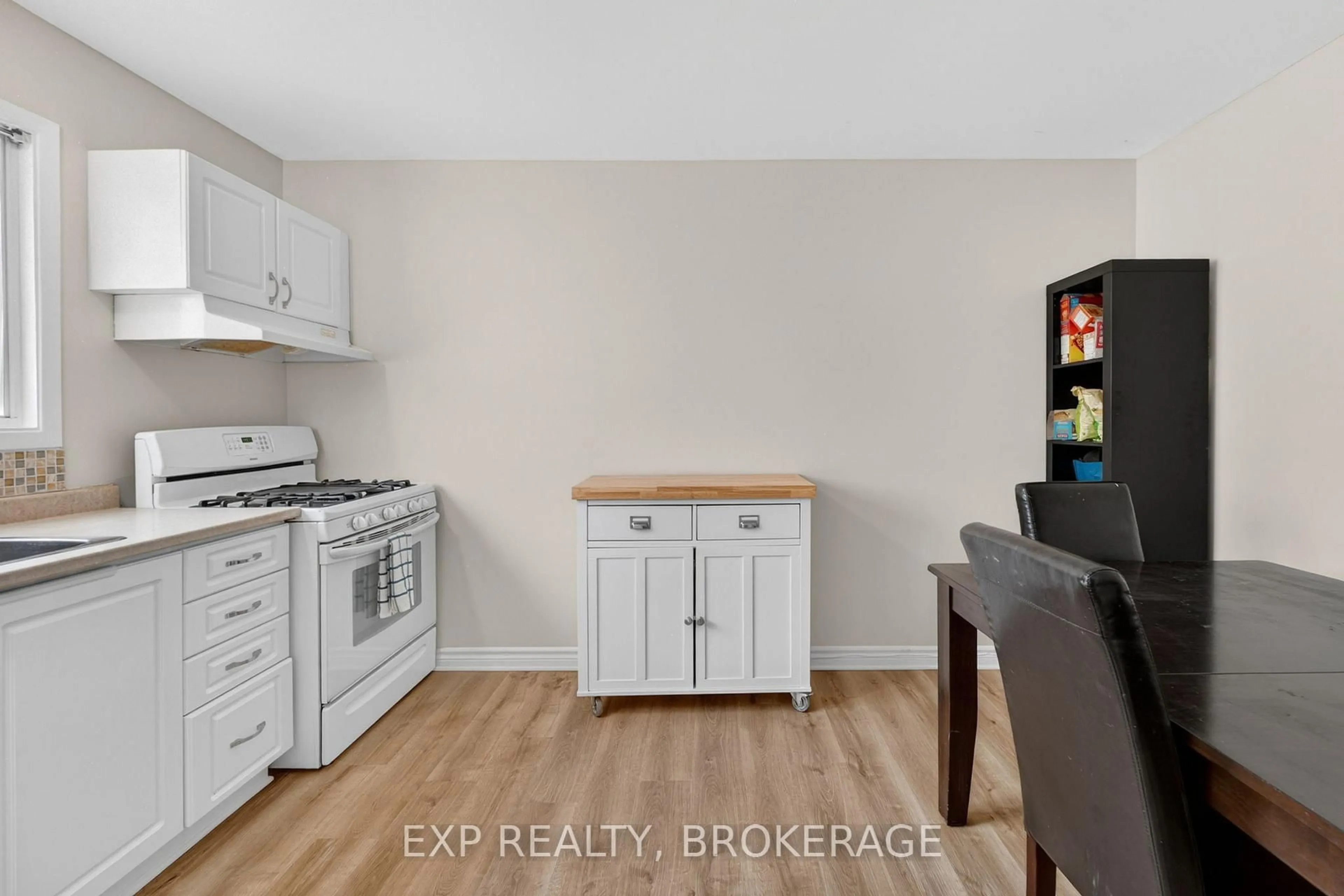 Standard kitchen, wood/laminate floor for 931 Oakview Ave, Kingston Ontario K7M 6V4